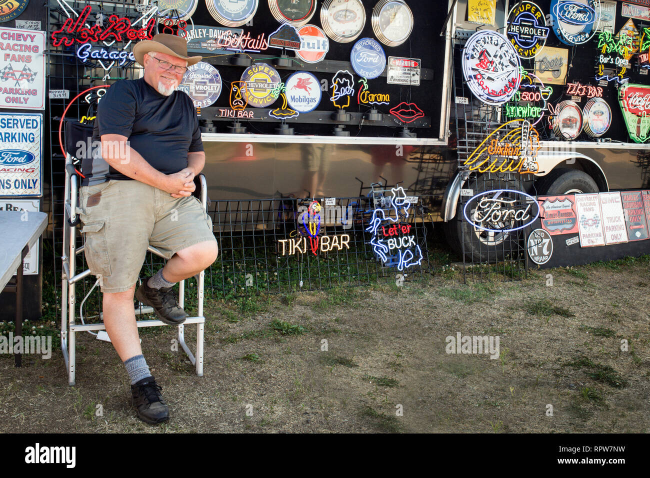 Arriver à des fans de NASCAR à Charlotte une semaine avant la grande course pour profiter des festivités, les ventes, et concerts tout au long de la semaine. Banque D'Images