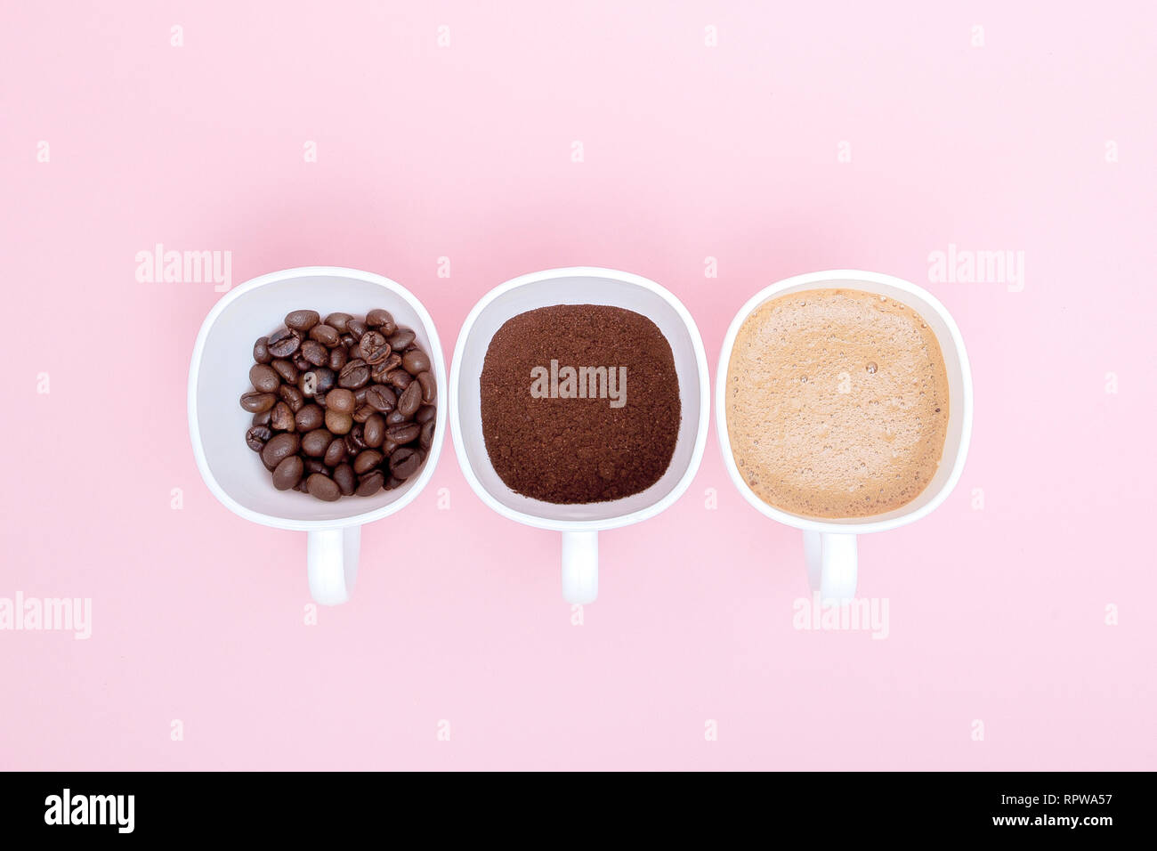 Trois tasses de café de différence à la préparation ou la fabrication de café verre isolé sur fond rose, copiez l'espace. Vue d'en haut. Banque D'Images