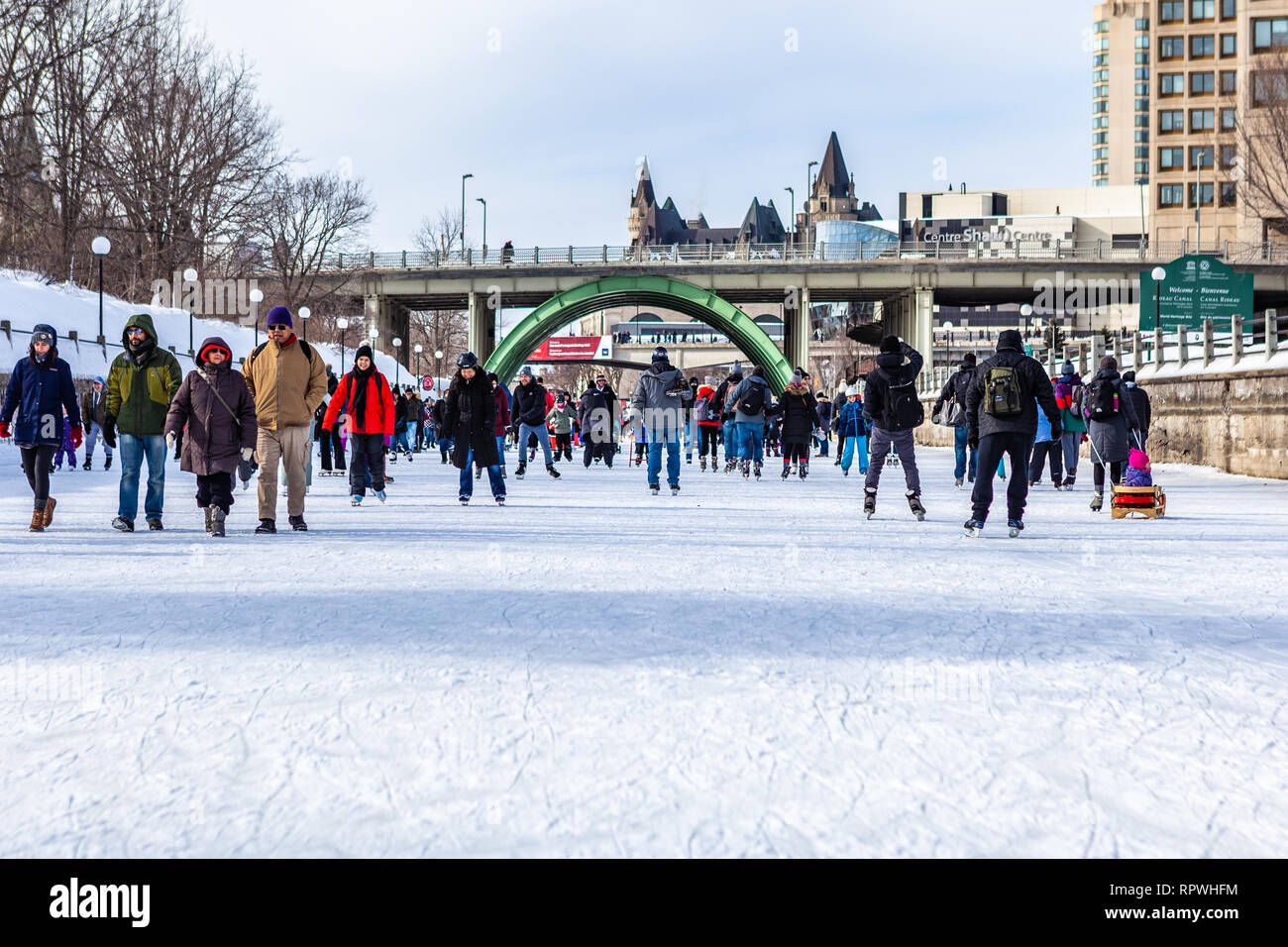 Les gens célèbrent le festival Bal de neige sur le Canal Rideau, la plus grande patinoire en plein air avec 7km à Ottawa, Canada Capitale Banque D'Images