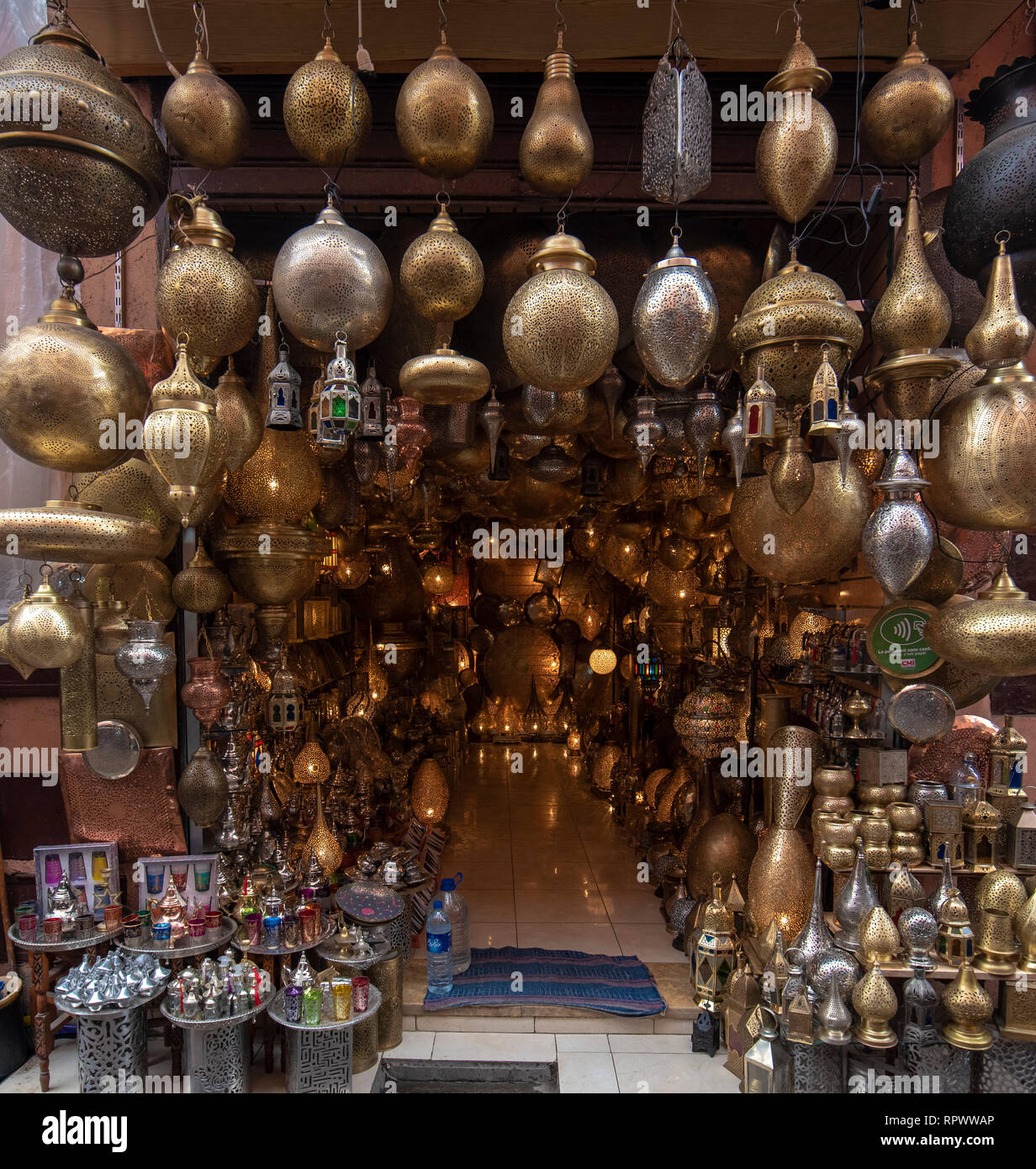Marrakech, Maroc - fond de verre traditionnel marocain et lampes en métal en boutique dans la médina de Marrakech, Maroc Banque D'Images