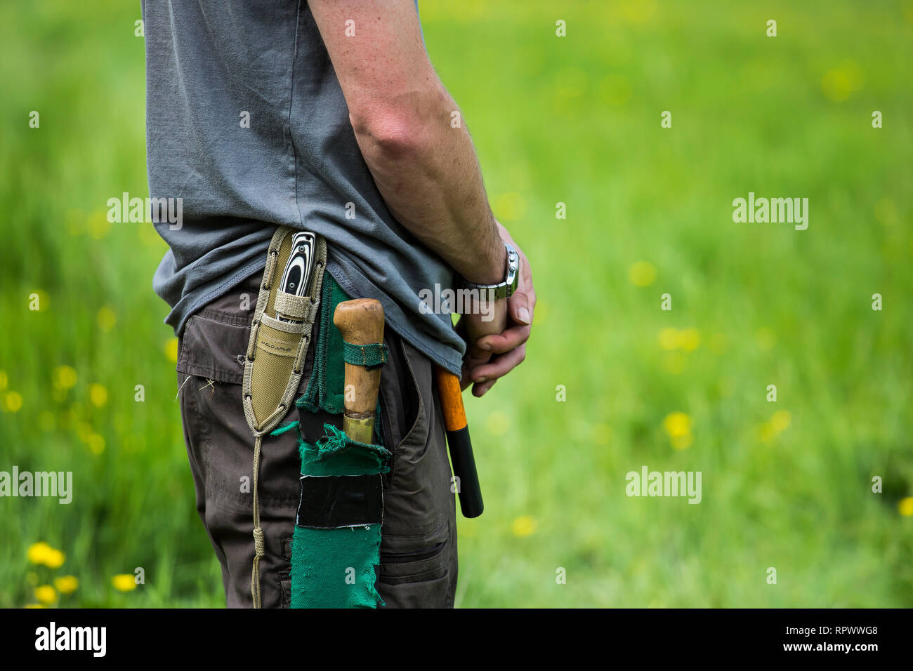 Défenseur de l'environnement avec des couteaux à la ceinture, Kent UK Banque D'Images