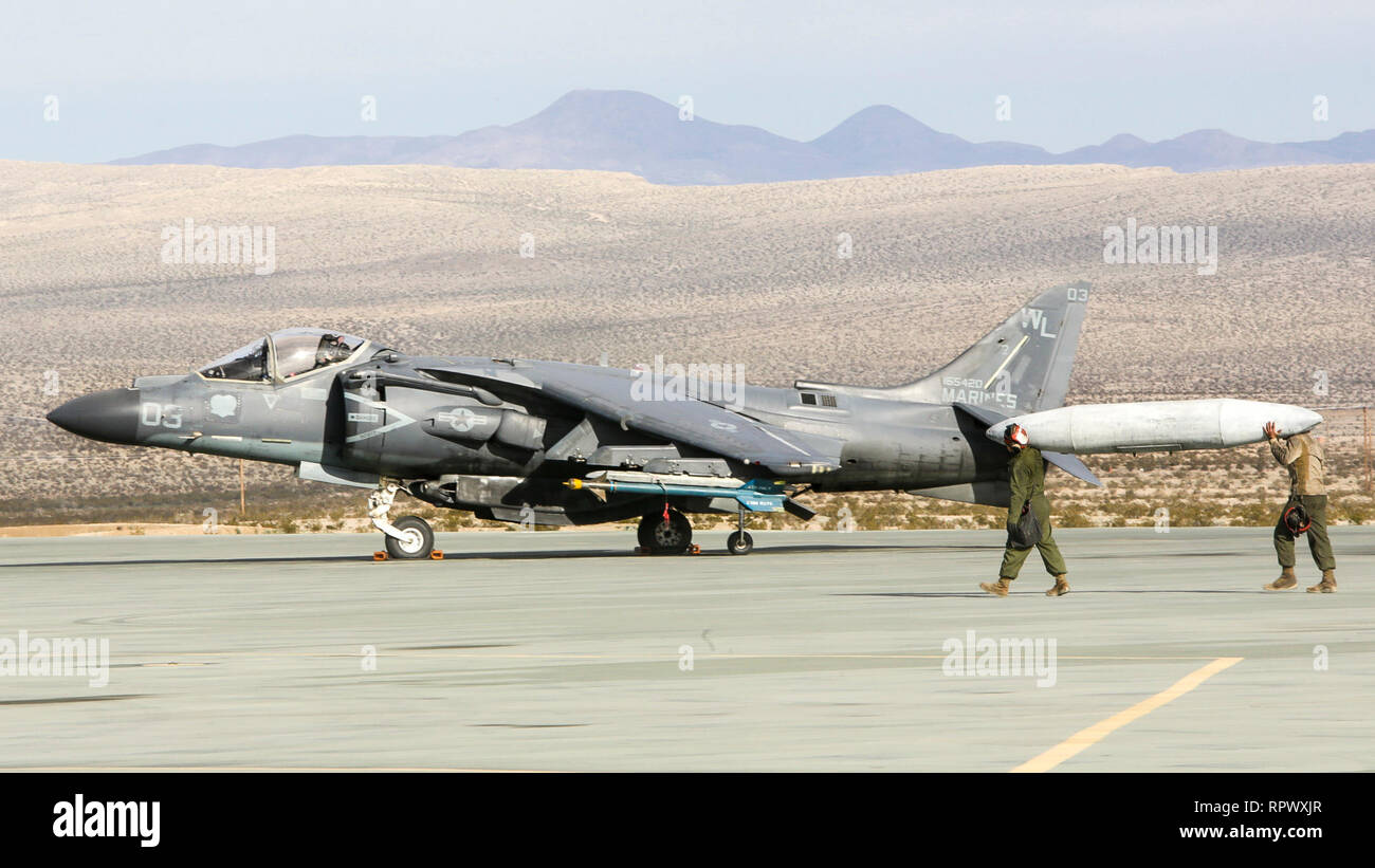 Les Marines américains avec Marine Attack Squadron (VMA), 311 aéronefs Marine Group (MAG) 13, 3rd Marine Aircraft Wing (MAW), le transport d'un réservoir de carburant d'un AV-8B Harrier au Marine Corps Air Ground Combat Center (MCAGCC) Twentynine Palms, Californie, le 15 février. 11 AV-8B Harrier avec VMA-311 lancé à partir d'MCAGCC Twentynine Palms dans un affichage de la puissance de combat épique. Au cours de plusieurs heures, plus de 100 avions de la MAG-13 et MAG-39 a pris de l'espace aérien au-dessus de la Californie du Sud, prouvant ainsi sa capacité de MAW 3e 'Réparer', voler, combattre et, lorsque nécessaire, l'avance à tout moment. (U.S. Photo du Corps des marines Banque D'Images