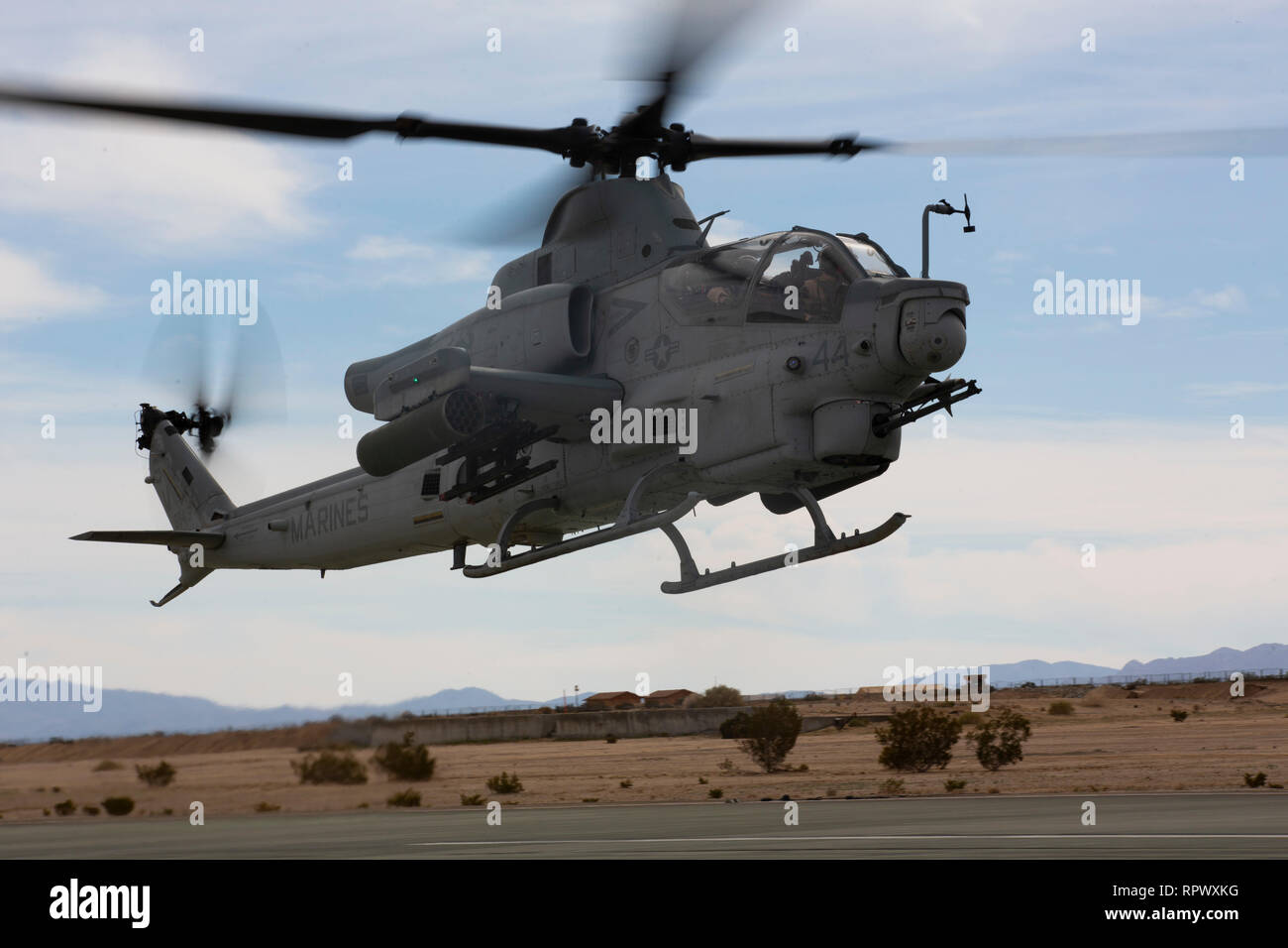 Un AH-1Z avec l'hélicoptère d'attaque léger Marine HMLA) 369 (escadron, Marine Aircraft Group (MAG) 39, 3rd Marine Aircraft Wing (MAW), prend son envol lors d'un exercice d'entraînement au Marine Corps Air Ground Combat Center (MCAGCC) Twentynine Palms, Californie, le 15 février. Dans un affichage dynamique de force, MAG-39, lancé 82 attaques, l'utilité et l'assault support avion. Responsables et équipes de soutien au sol ont vu avec fierté et un fort sentiment d'accomplissement que chacun de leurs avions rempli son rôle dans la formation, a pris vers le ciel, puis a disparu à l'horizon. Au cours de plusieurs heures, plus de Banque D'Images