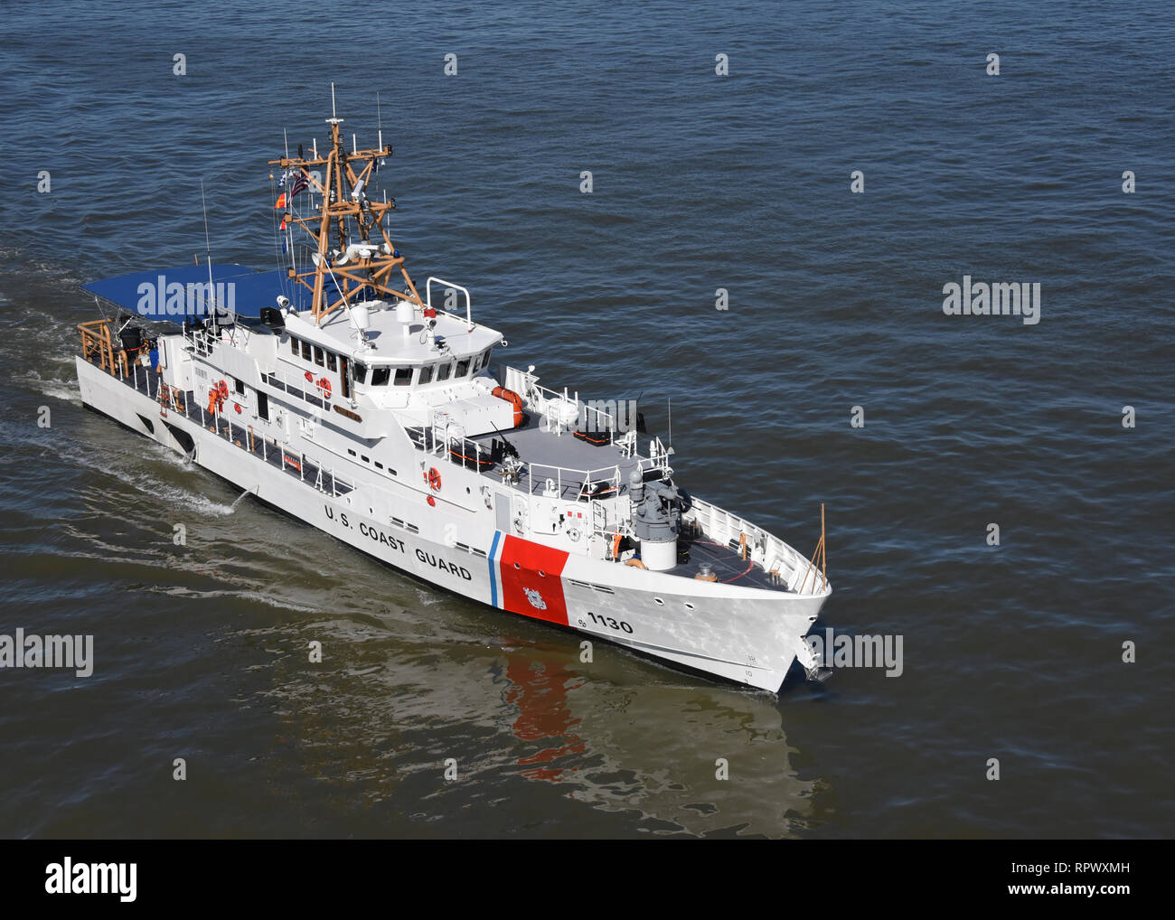 Les garde-côte de Robert Ward, une réponse rapide de la classe Sentinelle Cutter (FRC) homeported à base de la Garde côtière canadienne Los Angeles-Long Beach, arrive à San Francisco, le 22 février 2019. Le Robert Ward est le plus récent de la Garde côtière canadienne à être stationnés en Californie et fournira des ressources supplémentaires pour la Garde côtière canadienne à l'intervention d'urgence, la contrebande maritime, la sécurité maritime, la protection, la recherche et le sauvetage et la sécurité des ports. (U.S. Photo de la Garde côtière canadienne par le maître de 3e classe Jordanie Akiyama) Banque D'Images