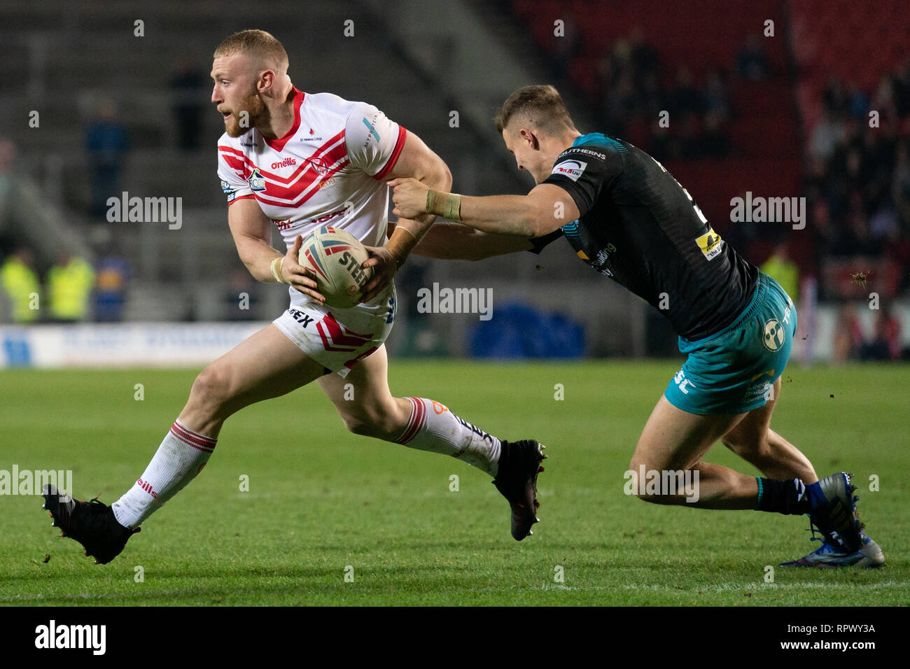 Saint Helens's Luke Thompson est abordé par Leeds Rhinos's Ashley Handley 22 février 2019 , TOTALEMENT méchants, stade St Helens, Angleterre ; Betfred Super League, ronde 3, St Helens vs Leeds Rhinos Crédit : Terry Donnelly/News Images Banque D'Images