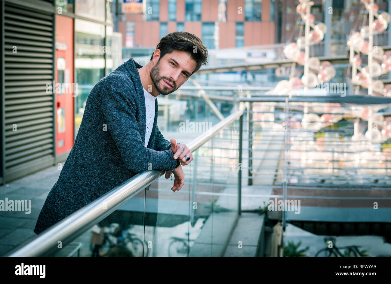 Un homme séduisant dans l'environnement de la ville de porter cardigan Banque D'Images