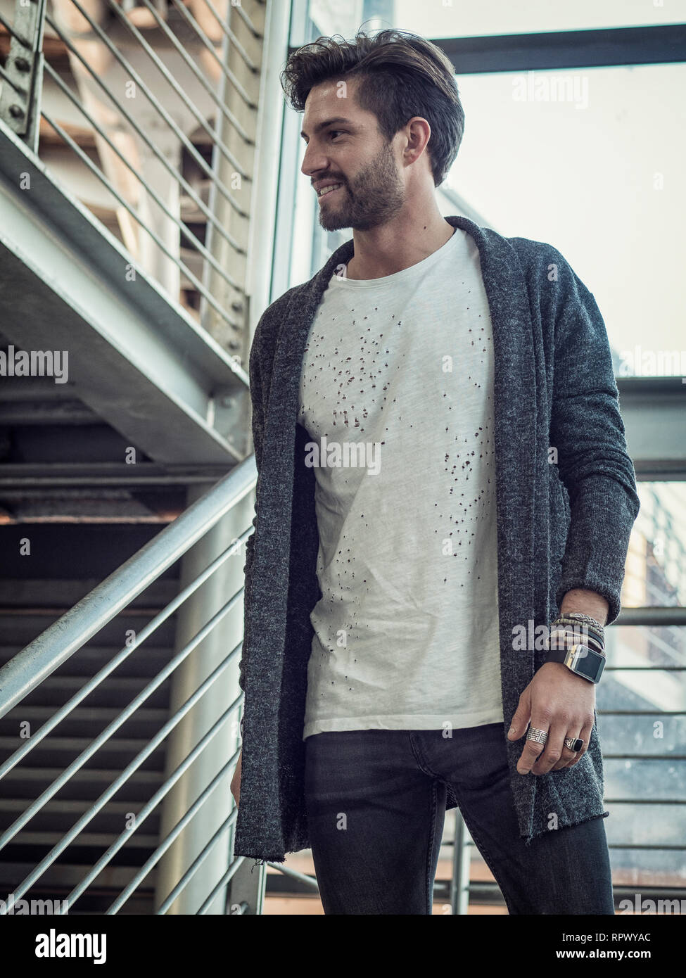 Un homme séduisant dans l'environnement de la ville de porter cardigan Banque D'Images