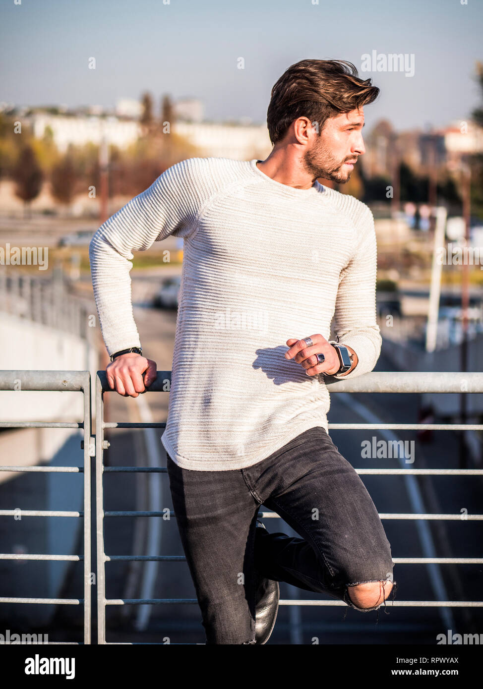 Un homme séduisant dans l'environnement de la ville de porter cardigan Banque D'Images