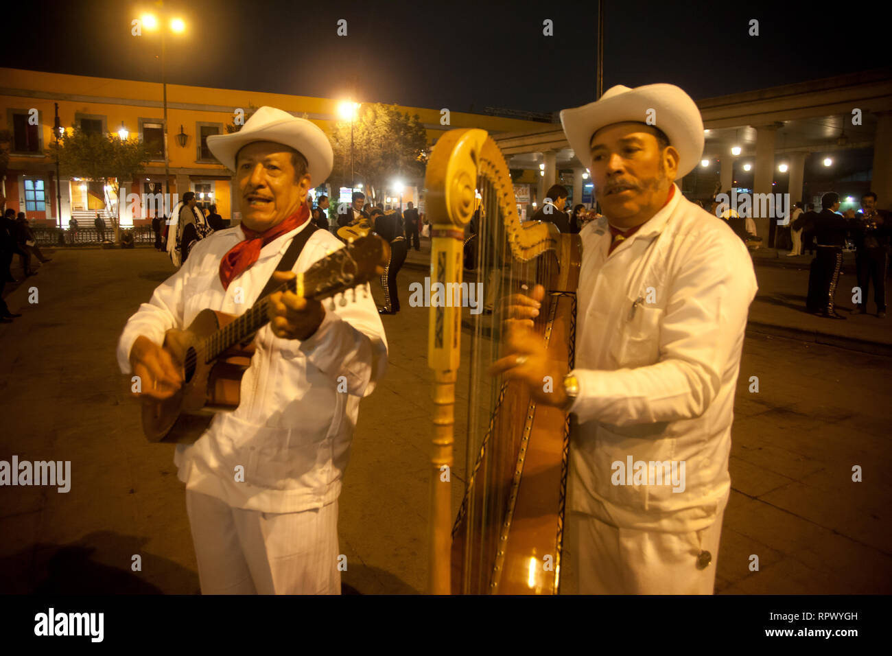 Les musiciens jouent de la musique Mariachi mexicain à la place Garibaldi à Mexico. C'est un endroit où les habitants venus célébrer et compatir avec la musique. Banque D'Images