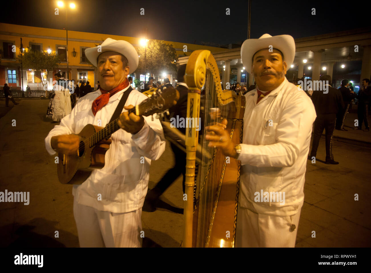 Les musiciens jouent de la musique Mariachi mexicain à la place Garibaldi à Mexico. C'est un endroit où les habitants venus célébrer et compatir avec la musique. Banque D'Images