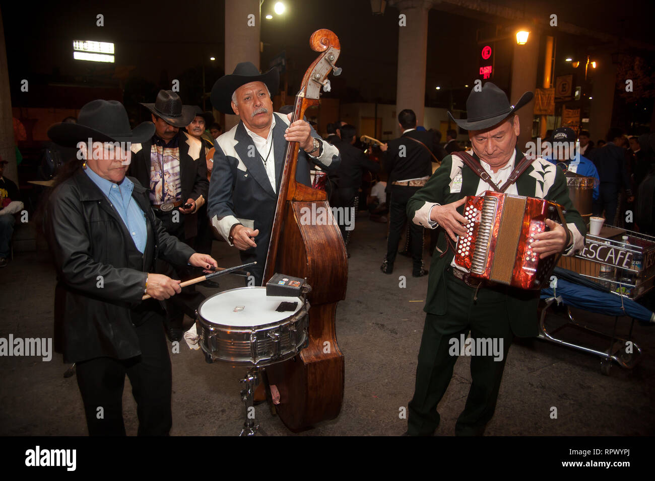 Les musiciens jouent de la musique Mariachi mexicain à la place Garibaldi à Mexico. C'est un endroit où les habitants venus célébrer et compatir avec la musique. Banque D'Images