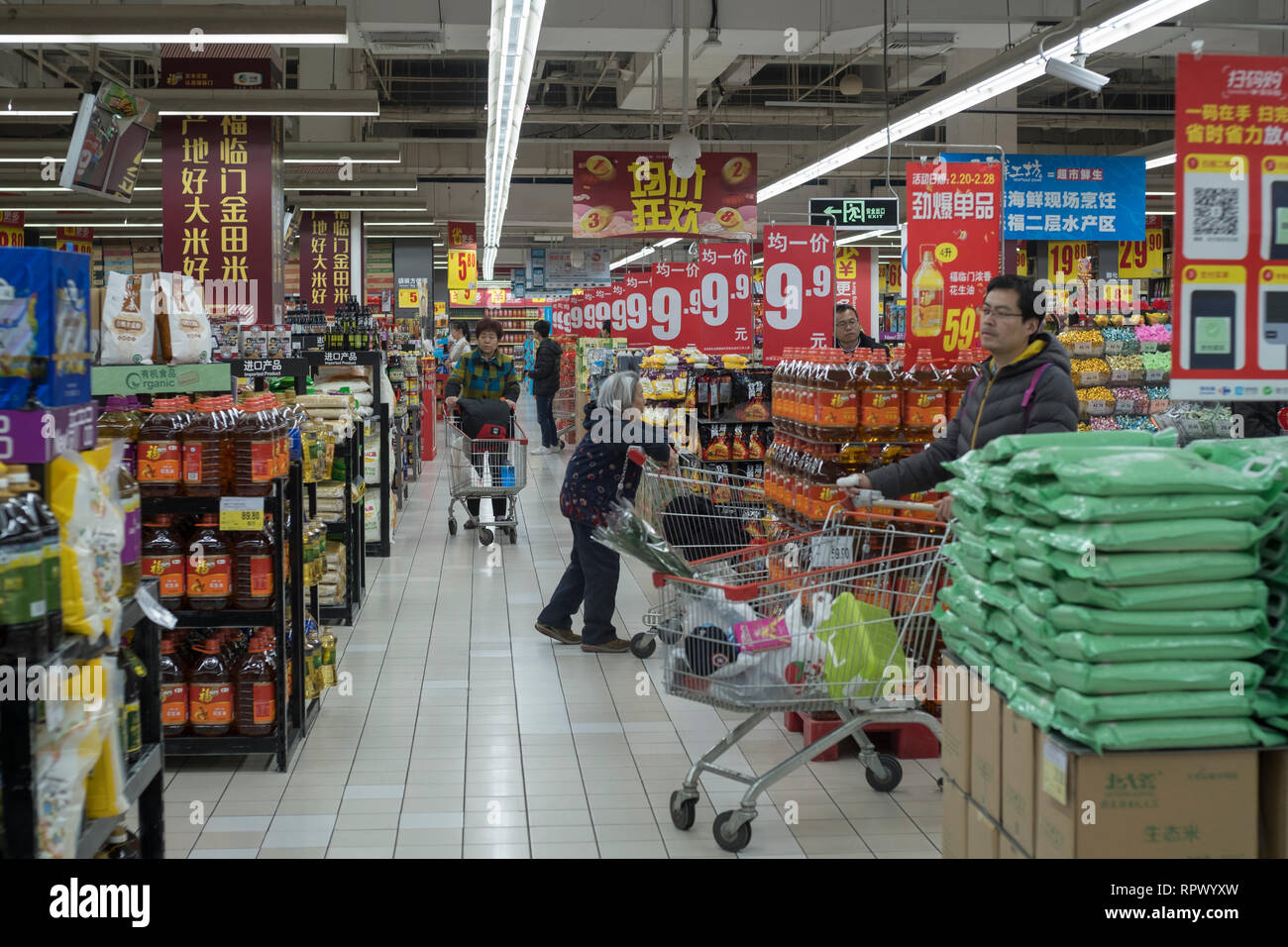 Les consommateurs du shopping à un carrefour à Beijing, Chine. 23-Feb-2019 Banque D'Images