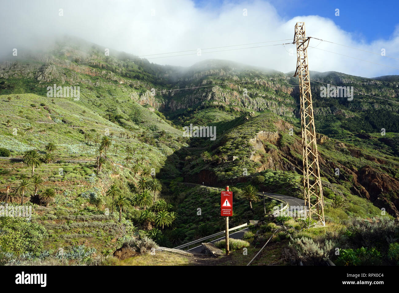Sentier de randonnée et route asphaltée sur l'île de La Gomera, Espagne Banque D'Images