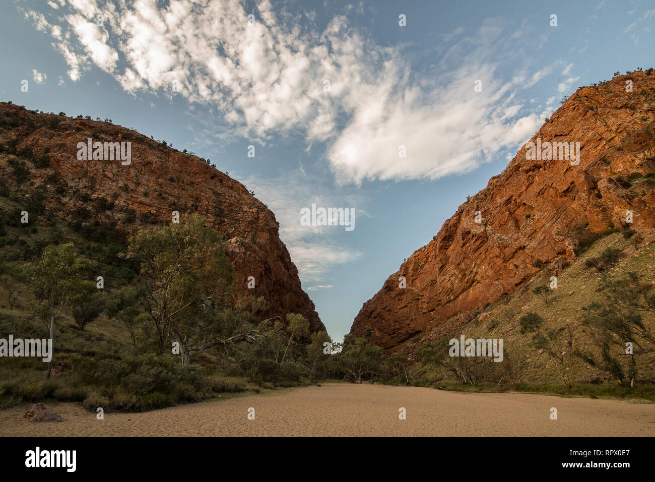 Simpsons Gap (aborigènes Arrernte : Rungutjirpa) est l'une des lacunes dans les West MacDonnell Ranges en Australie dans le Territoire du Nord. à l'ouest de Alice Springs. Banque D'Images