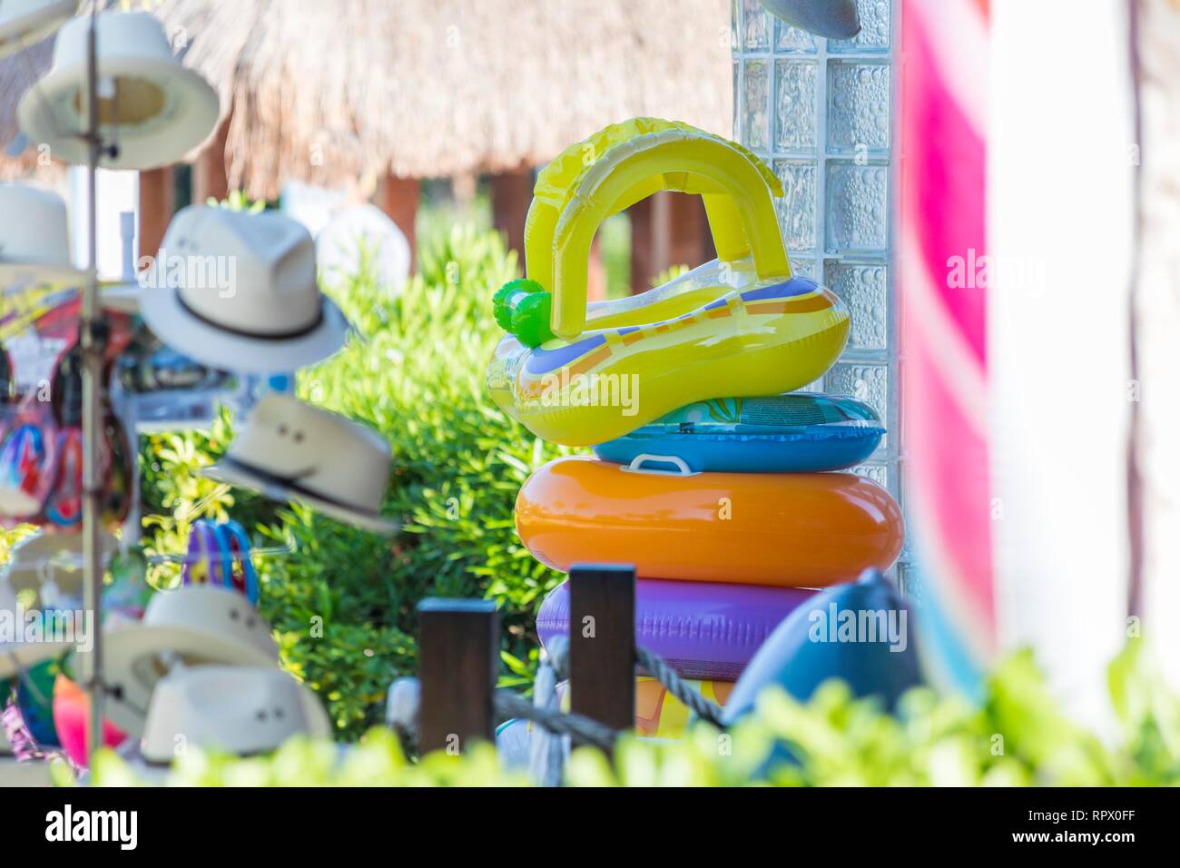Jouets gonflables lumineux et colorés sur la pendaison se tiennent à l'extérieur d'une boutique de souvenirs dans un complexe hôtelier dans la zone des Caraïbes de la Riviera Maya au Mexique. Banque D'Images
