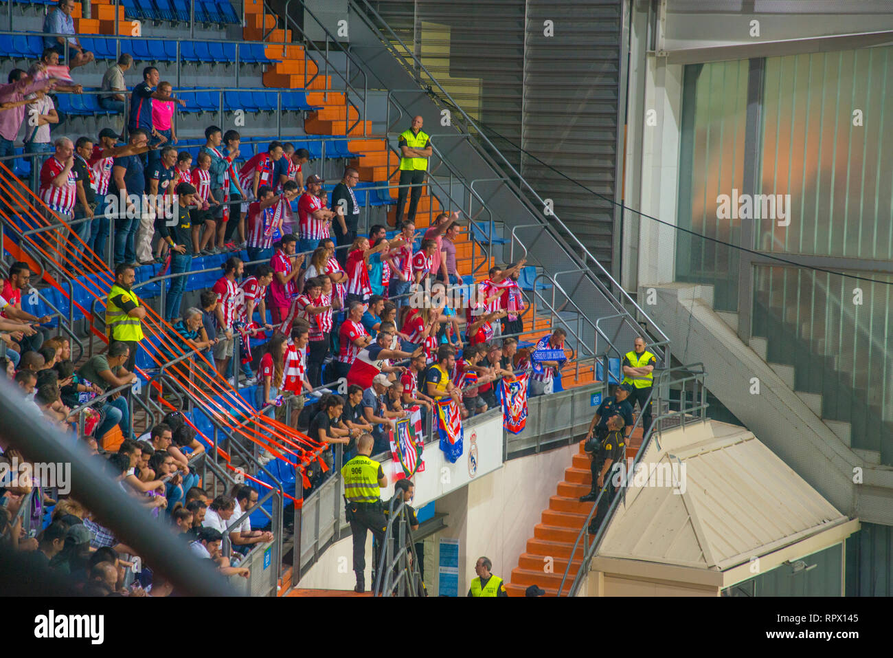 Groupe d'adeptes de l'Atlético de Madrid Real Madrid-Atletico Madrid lors de match de football. Santiago Bernabeu, Madrid, Espagne. Banque D'Images