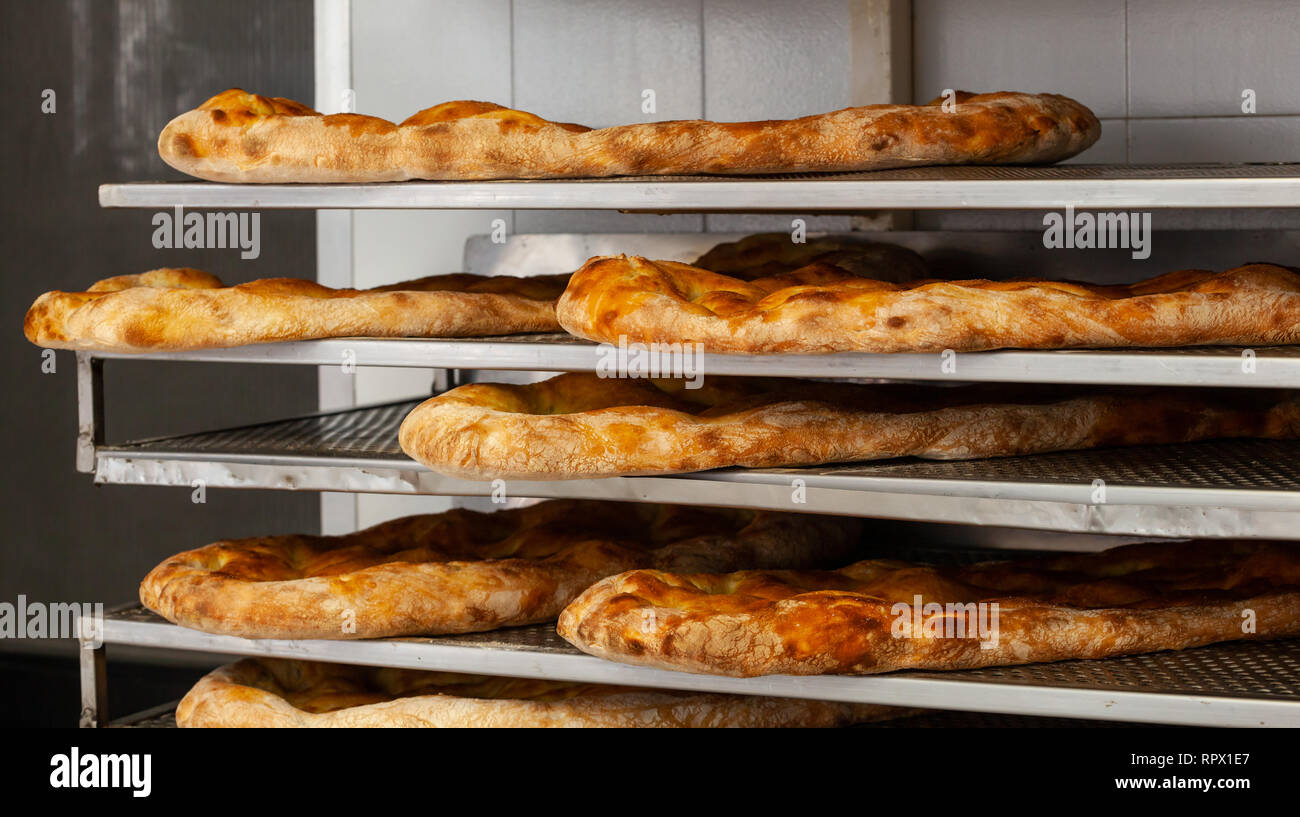 Schiacciata all'olio est l'un des haut de la Toscane traite de boulangerie. C'est un type de télévision le pain fait avec de la farine, eau, levure, sel et huile d'olive. Banque D'Images