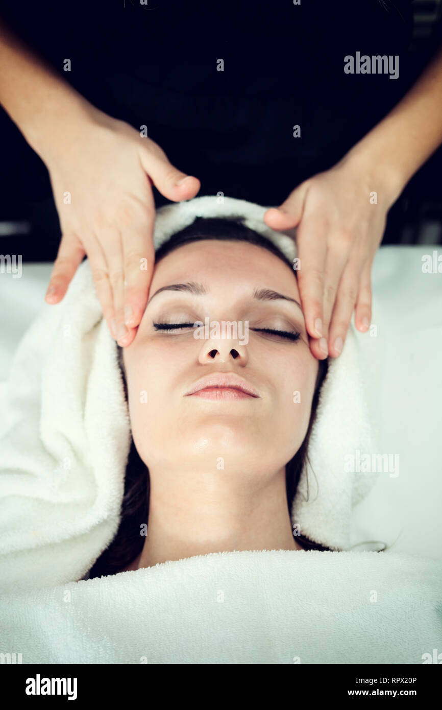 Face à des gros plan du visage de massage au spa. Banque D'Images