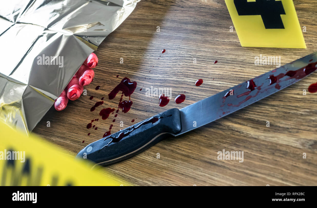 Scène de meurtre pour l'arme blanche, gory main le long avec un couteau avec le sang, conceptual image Banque D'Images