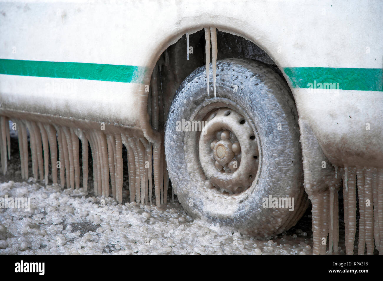 Voiture dans la glace. Les glaçons sur passage de roue un close-up Banque D'Images