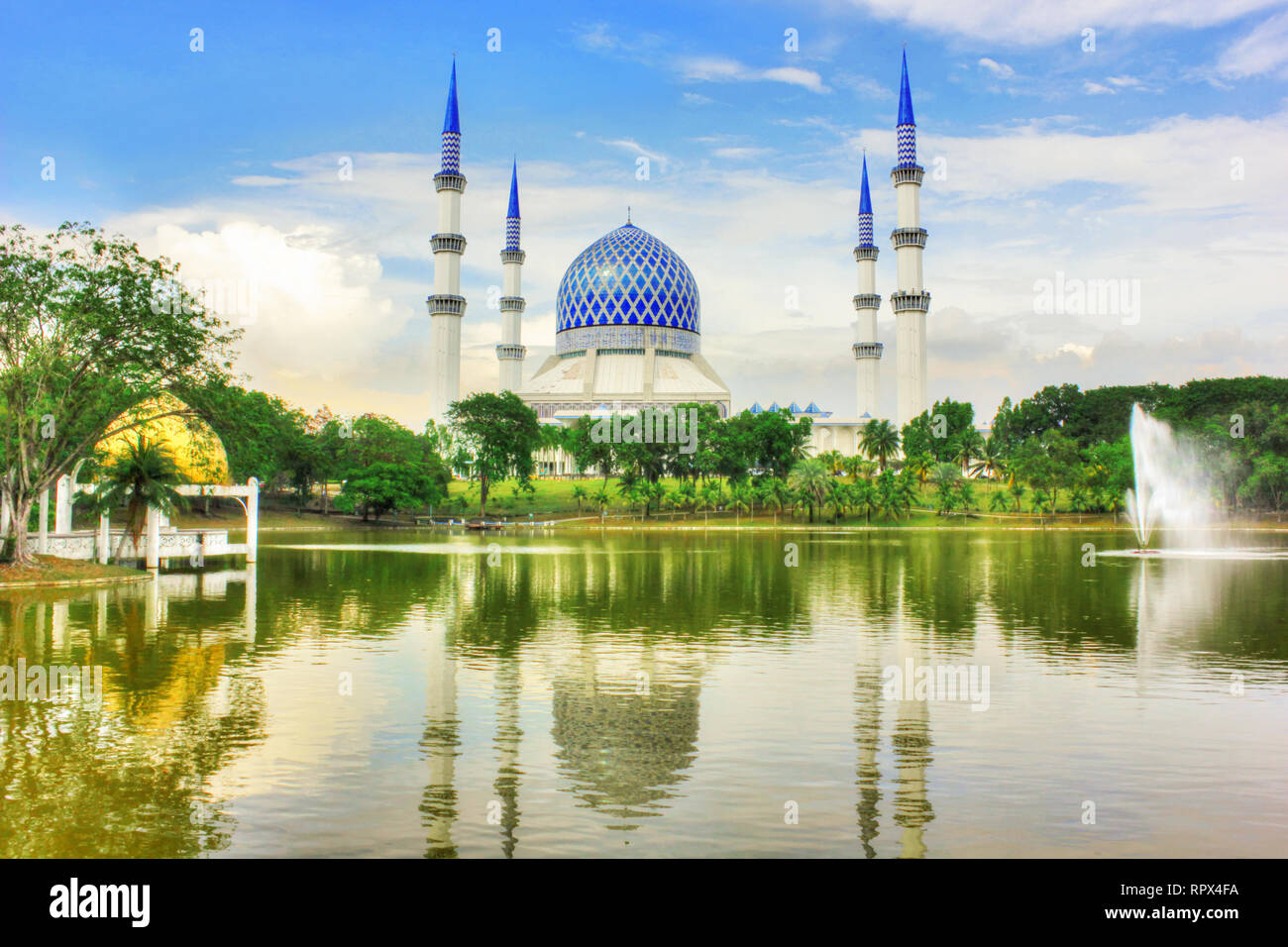 Réflexions mosquée dans un lac, Shah Alam, Selangor, Malaisie Banque D'Images
