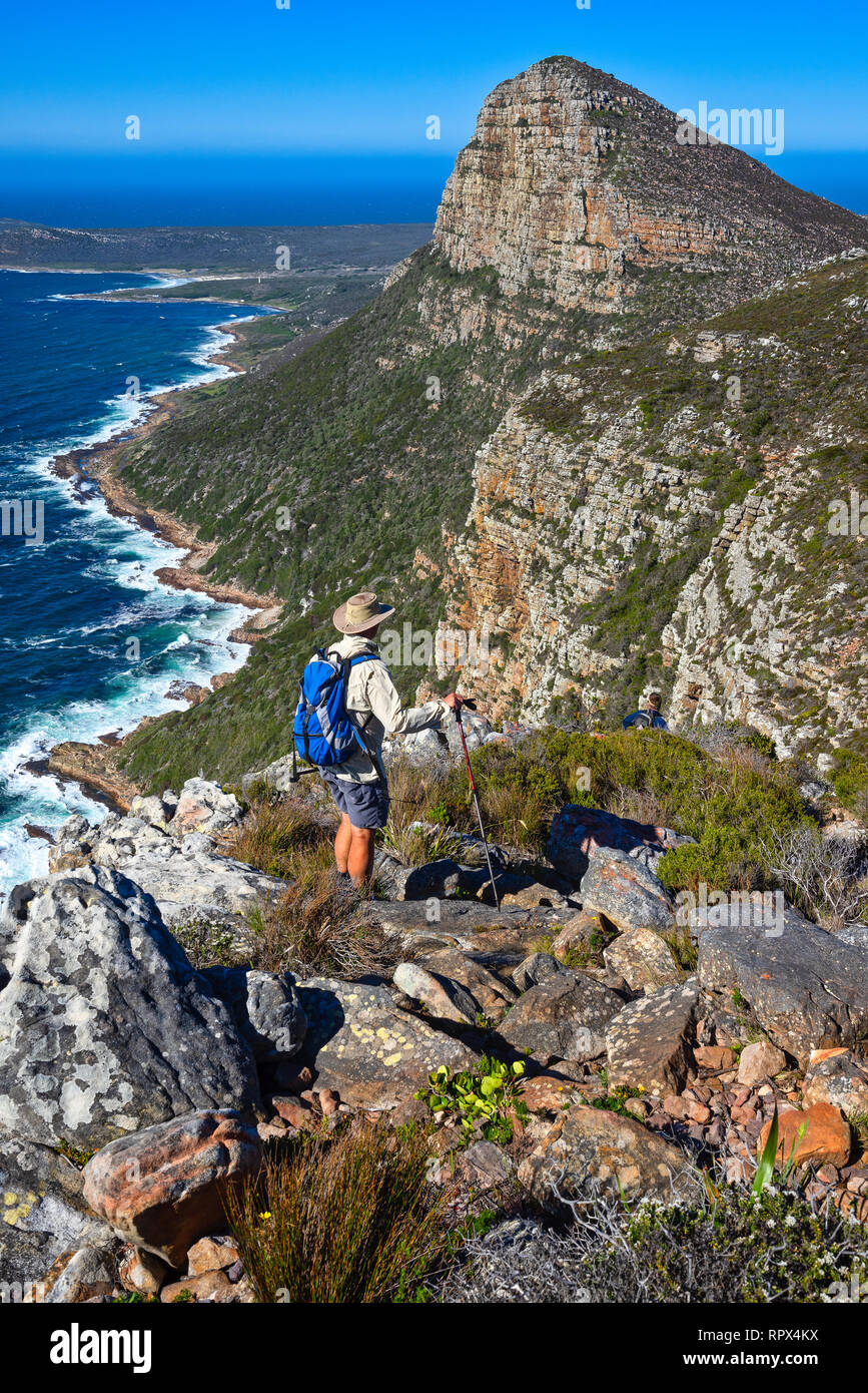 Deux hommes de la randonnée sur le Cap de Bonne Espérance, sentier de randonnée Western Cape, Afrique du Sud Banque D'Images