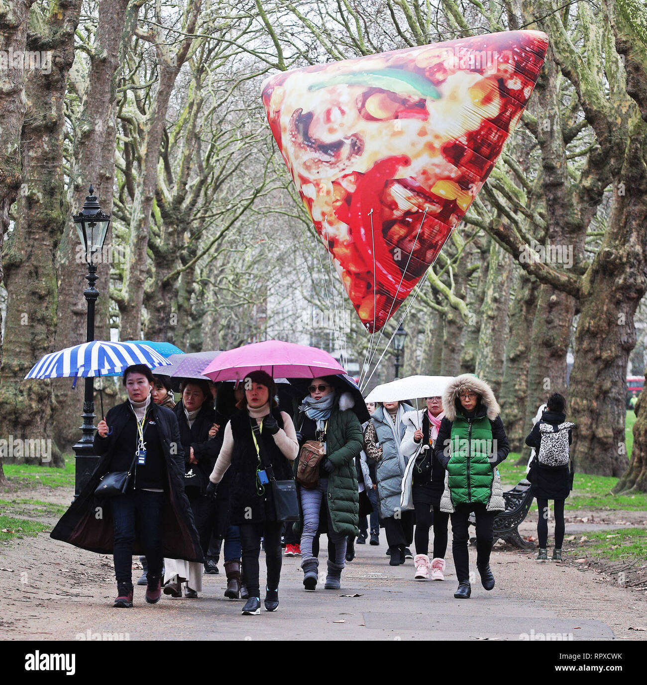 Pour fêter l'introduction d'une nouvelle gamme de 650kcal Délice pizzas à son menu, Domino's est géant flottant gonflable, tranches de plaisir autour de Londres aujourd'hui pour aider à lever le blues Janvier. 1 000 personnes qui place et partager une photo sur Twitter en utilisant le hashtag # SliceOfDelight sera récompensé avec une Pizza Delight. Les amateurs de pizza jusqu'à travers le pays peuvent retweet le jonc de @Dominos_UK pour être inclus dans les 1 000 heureux gagnants. Doté d''atmosphère : où : London, Royaume-Uni Quand : 16 Jan 2019 Crédit : Joe Pepler/WENN.com/PinPep Banque D'Images