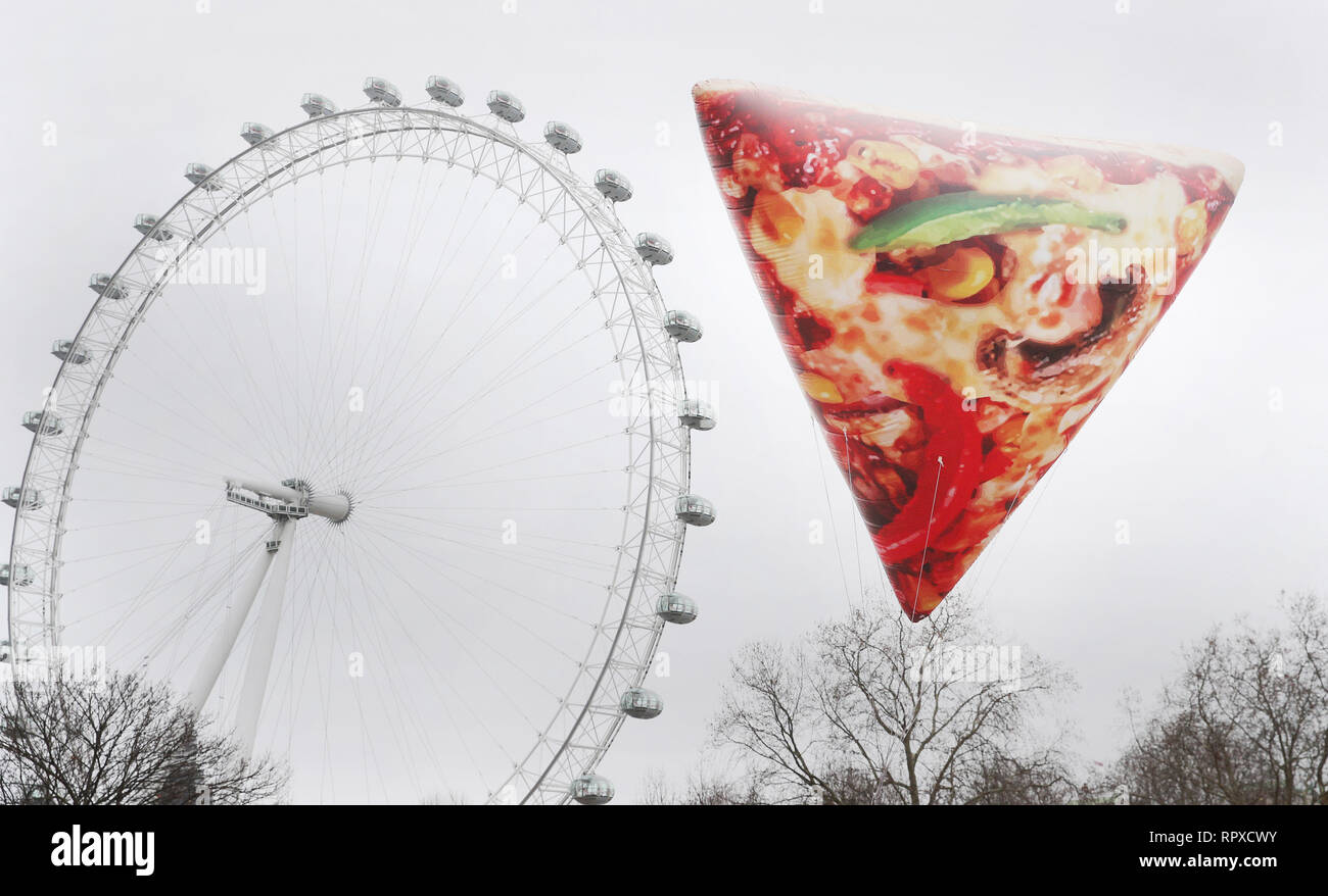 Pour fêter l'introduction d'une nouvelle gamme de 650kcal Délice pizzas à son menu, Domino's est géant flottant gonflable, tranches de plaisir autour de Londres aujourd'hui pour aider à lever le blues Janvier. 1 000 personnes qui place et partager une photo sur Twitter en utilisant le hashtag # SliceOfDelight sera récompensé avec une Pizza Delight. Les amateurs de pizza jusqu'à travers le pays peuvent retweet le jonc de @Dominos_UK pour être inclus dans les 1 000 heureux gagnants. Doté d''atmosphère : où : London, Royaume-Uni Quand : 16 Jan 2019 Crédit : Joe Pepler/WENN.com/PinPep Banque D'Images