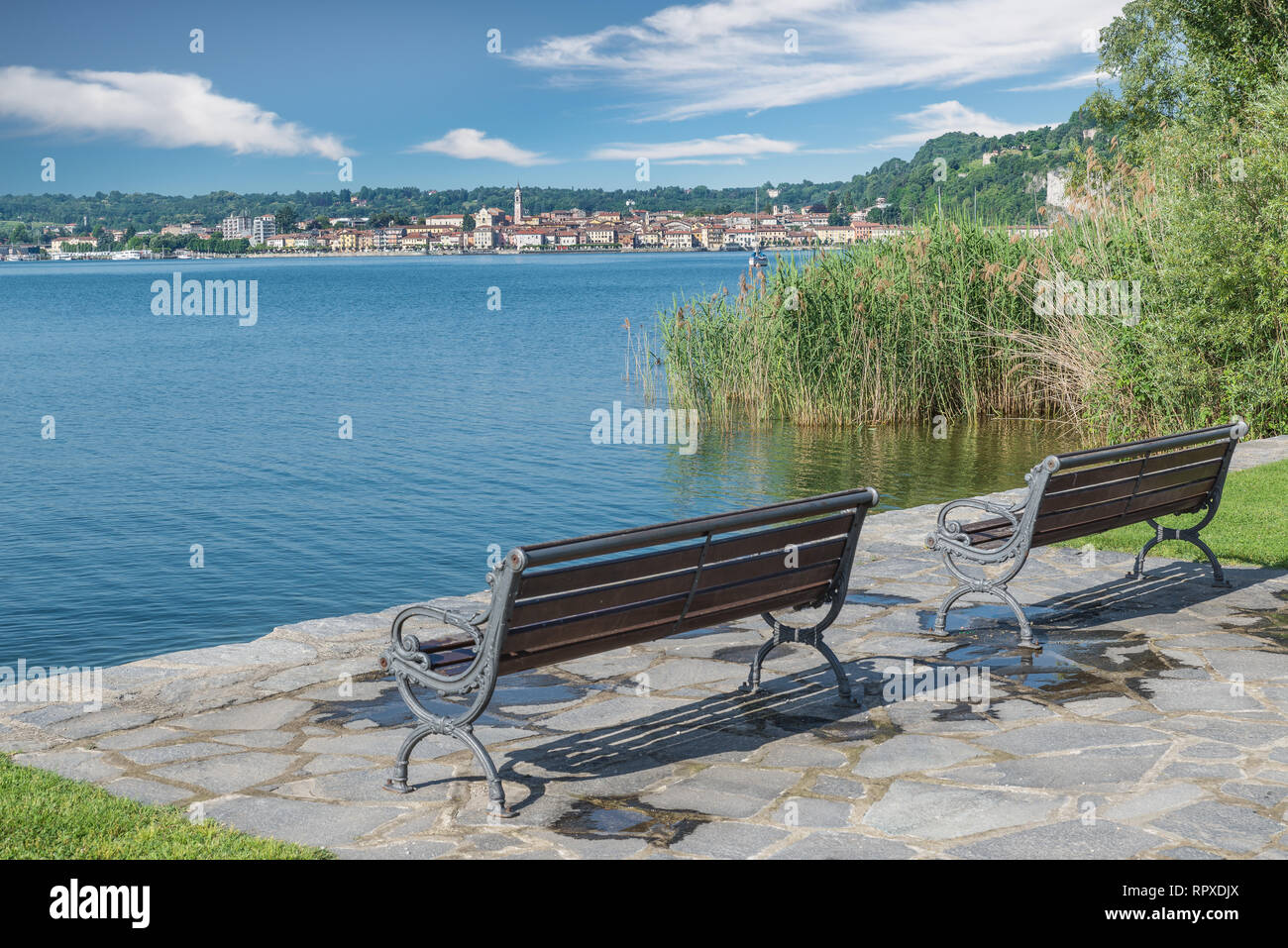 Détendez-vous sur le lac. La ville d'Arona et le lac Majeur d'Angera, Italie Banque D'Images