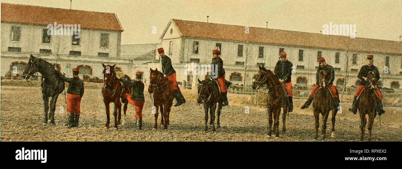 . Album militaire. La France. Armée ; Chevaux ; des uniformes militaires. Service cavalerie intérieur. tï*'-_^»-&gt ;-^» ^/^^^ »*-*._»^^j' '^^ : : :$rCÂ^ ^à/tâbiîi ÉCOLE DU CAVALIER A CHEVAL - MONTER UN CHEVAL ET METTRE PIED À TERRE quand le cavalier commence à avoir suffisamment d'Épicure, sur lui apprend à se servir des étriers. Une des premières leçons consiste à l'exercer à " monter à cheval ".. Veuillez noter que ces images sont extraites de la page numérisée des images qui peuvent avoir été retouchées numériquement pour plus de lisibilité - coloration et l'aspect de ces illustrations ne peut pas parfaitement ressembler à l'o Banque D'Images