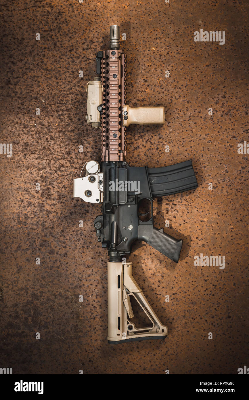 Fusil d'assaut léger sur un fond de métal rouillé Banque D'Images