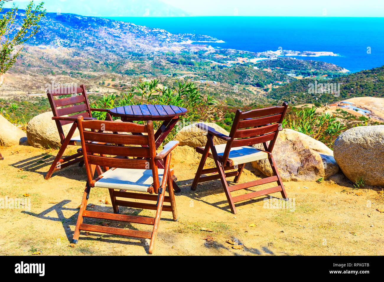 Fond de mer en été locations avec table et chaises au belvédère en Grèce Banque D'Images