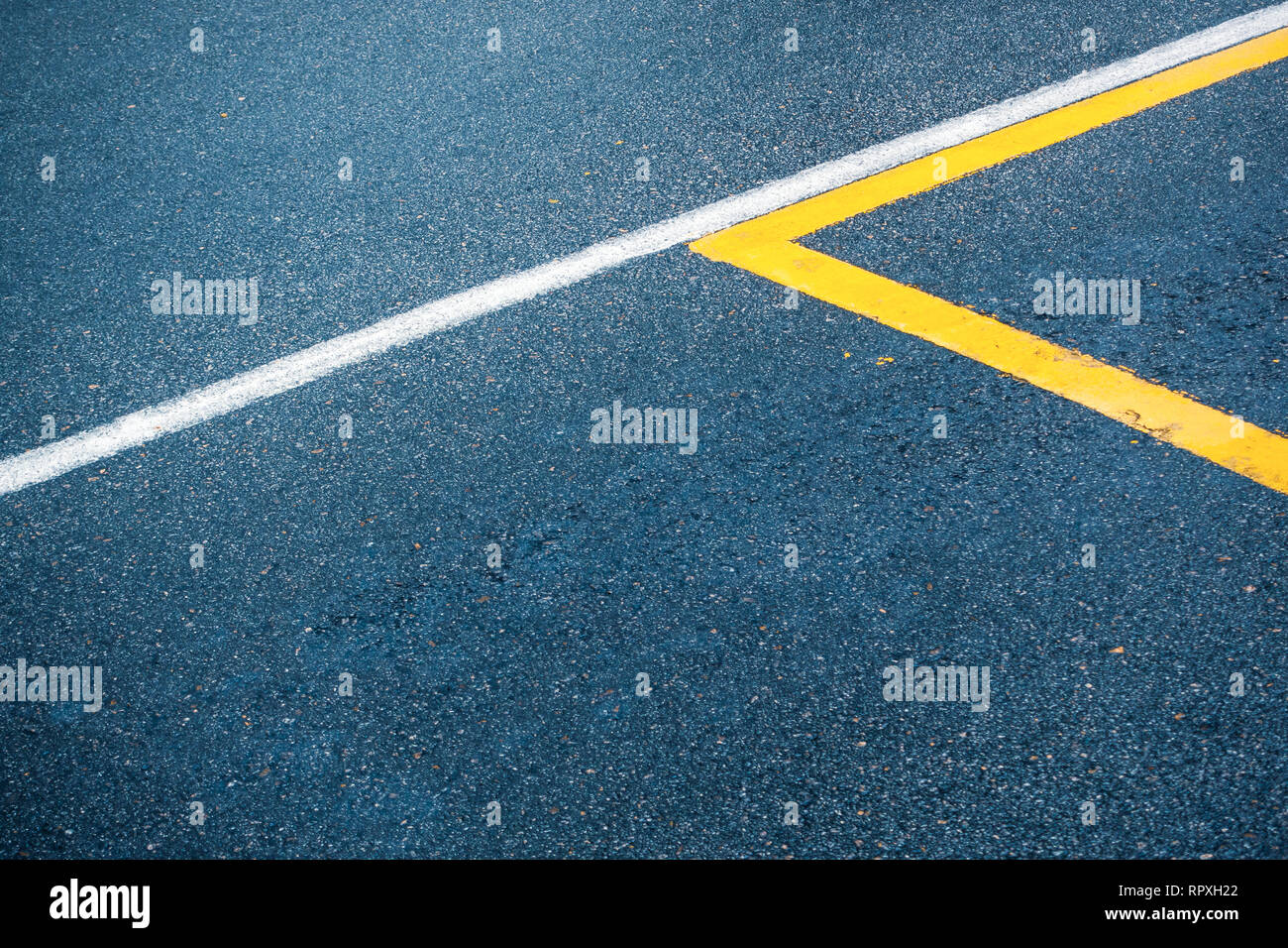 Route asphaltée surface avec les lignes jaunes et blanches Banque D'Images