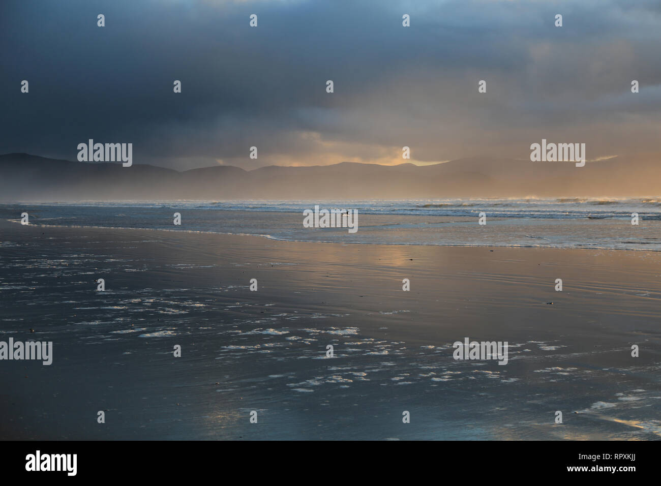 L'aube au crépuscule façon sauvage de l'Atlantique de la côte ouest d'irlande brouillard brouillard, comté de Kerry, Irlande Banque D'Images