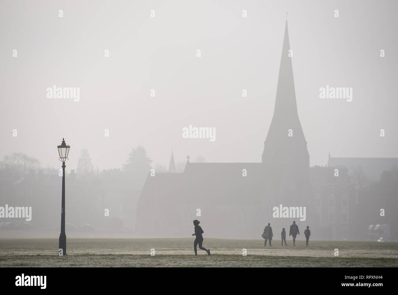 Les gens à pied si le brouillard à Blackheath, dans le sud-est de Londres, une alerte météo jaune pour le brouillard n'a été émis pour certaines régions du sud est et du sud-ouest. Banque D'Images