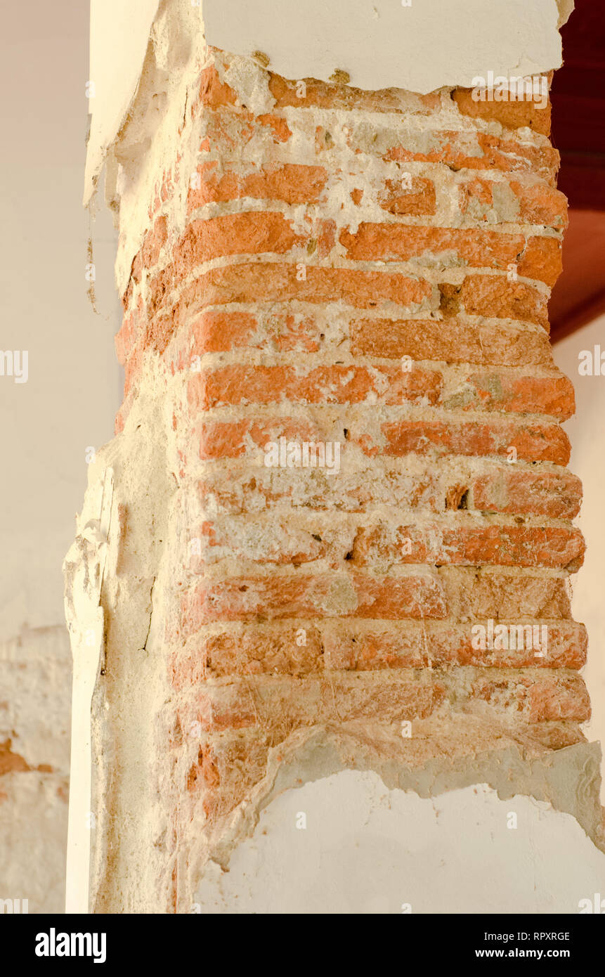 Vieux rouge brique altérée endommagé la texture pilier prêt pour votre conception architecturale Banque D'Images