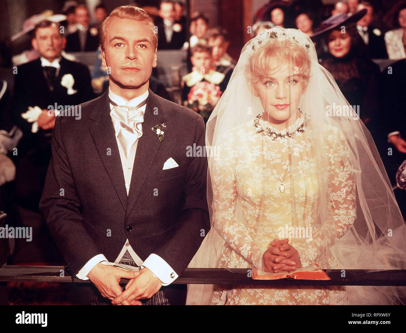 DAS RIESENRAD D 1961 - Geza von Radvanyi Rudolf von der Offizier Hill (O.W. FISCHER) heiratet die hübsche Bürgerstochter Elisabeth (MARIA SCHELL). Banque D'Images