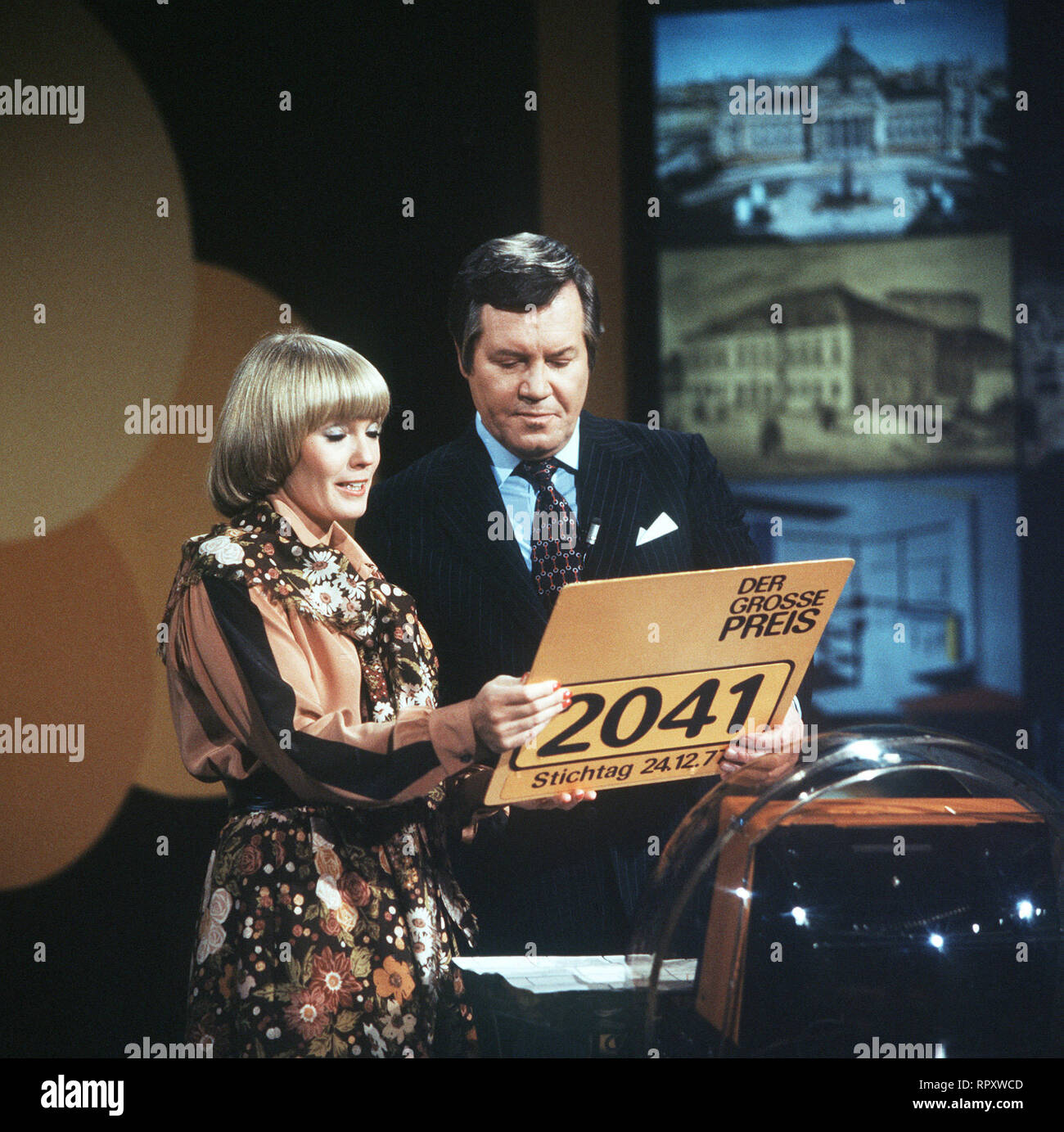 THOELKE WIM PREIS DER GROSSE und Beate Assistentin zur Sendung am 16.02.1978 Logo mit der Gewinner beim Vorlesen. Banque D'Images