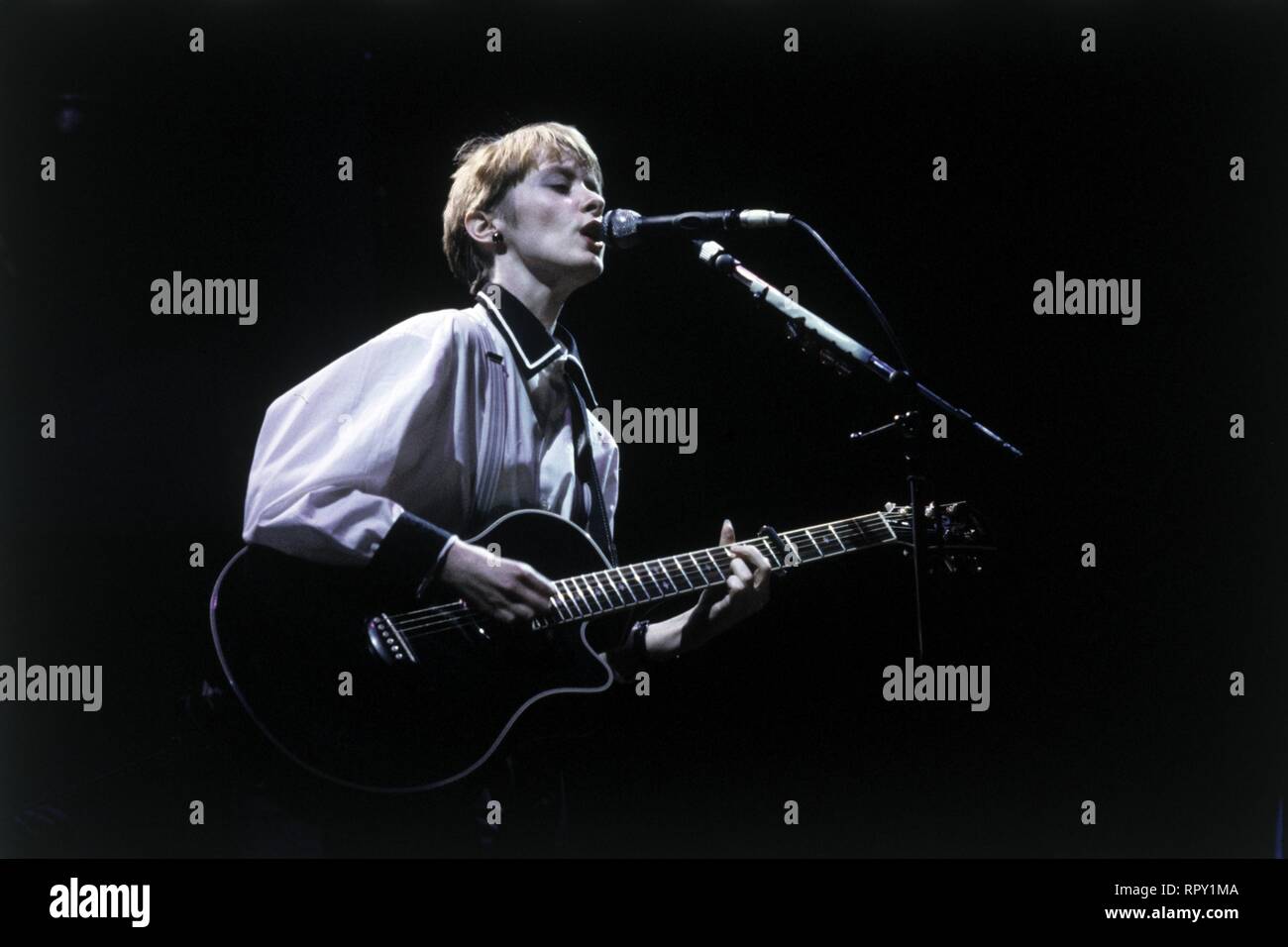 SUZANNE VEGA avec guitare (1987) / Überschrift : SUZANNE VEGA Banque D'Images