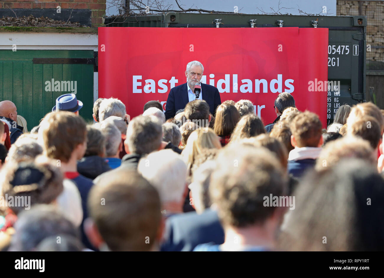 Leader du travail Jeremy Corbyn lors d'un rassemblement à l'action bénévole dans la région de Beeston, qui tombe en député indépendant de la circonscription de Anna Soubry Broxtowe. Banque D'Images