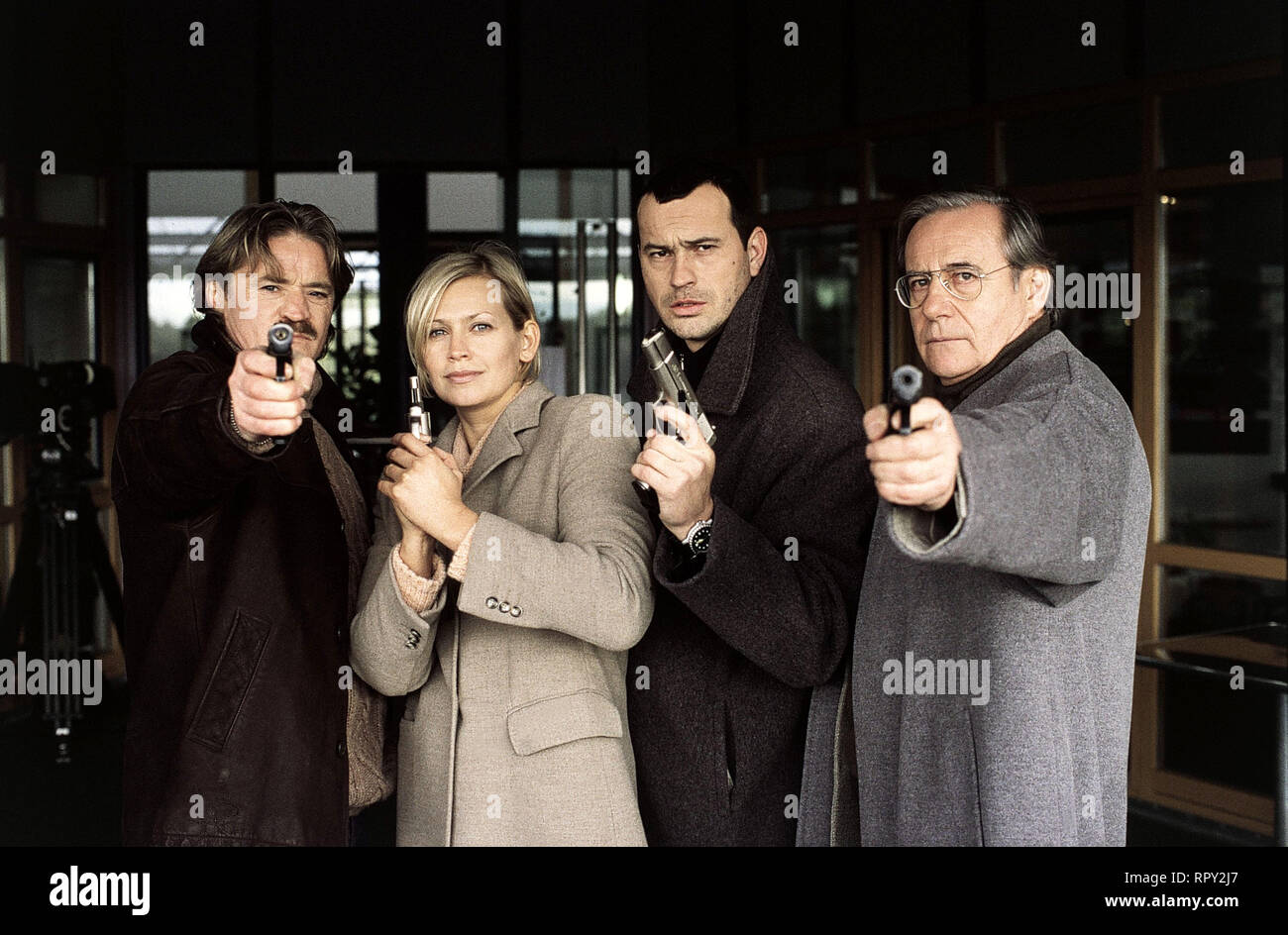 SOKO 5113 / Unter Zwang Deutschland 2000 / Patrick Winczewski Ganoven die im Visier : Manne Marque (HARTMUT SCHREIER), Susanne von Hagenberg (CHRISTINE DÖRING), Theo Renner (MICHEL GUILLAUME) und HORST SCHICKL (WILFRIED KLAUS) von der SOKO 5113. V / Überschrift : SOKO 5113 / Deutschland 2000 Banque D'Images