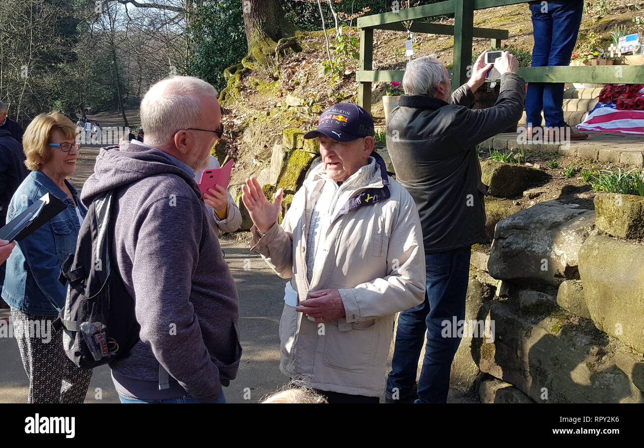 Tony Foulds parle avec sympathisants devant le monument à l'équipage d'un bombardier américain, dans le parc, Endcliffe Sheffield. Banque D'Images