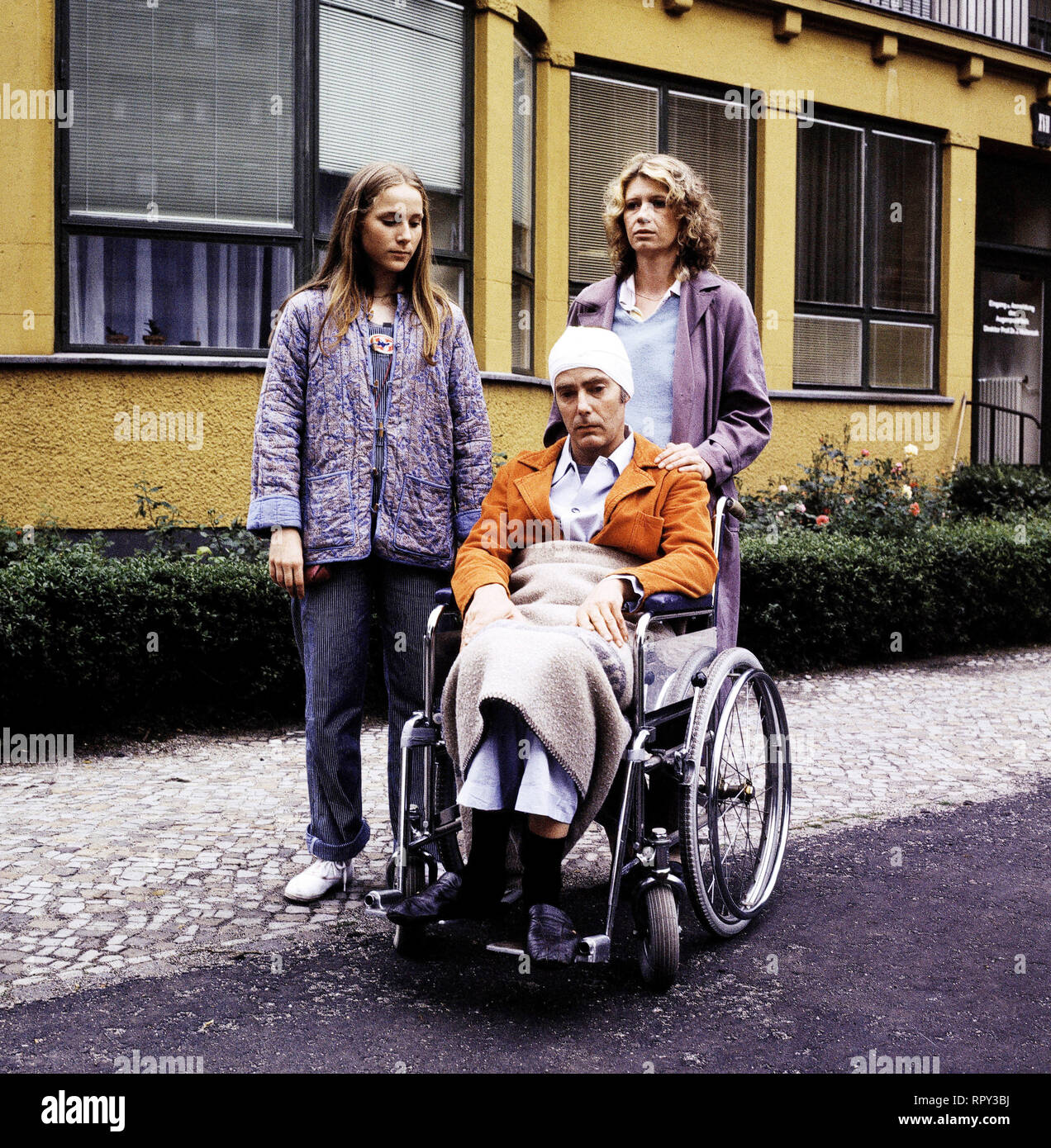 WIR HABEN UNS DOCH MAL GELIEBT / Kinofilm BRD 1986 / Daniel Christoff guerre volltrunken Kurt gestürzt und sich eine schwere. Kopfverletzung zugezogen. Nach langem Klinik-Aufenthalt kehrt er nach Hause zu Familie senneur zurück. Doch das, a été wie ein Neuanfang aussieht, erledigt nun sich zur endgültig Katastrophe. Voir mit LEILA SILLER (Annegret), JOACHIM BLIESE (Kurt) und LISA KREUZER (Helga). 28985 / Überschrift : Wir haben uns DOCH MAL GELIEBT / BRD 1986 Banque D'Images