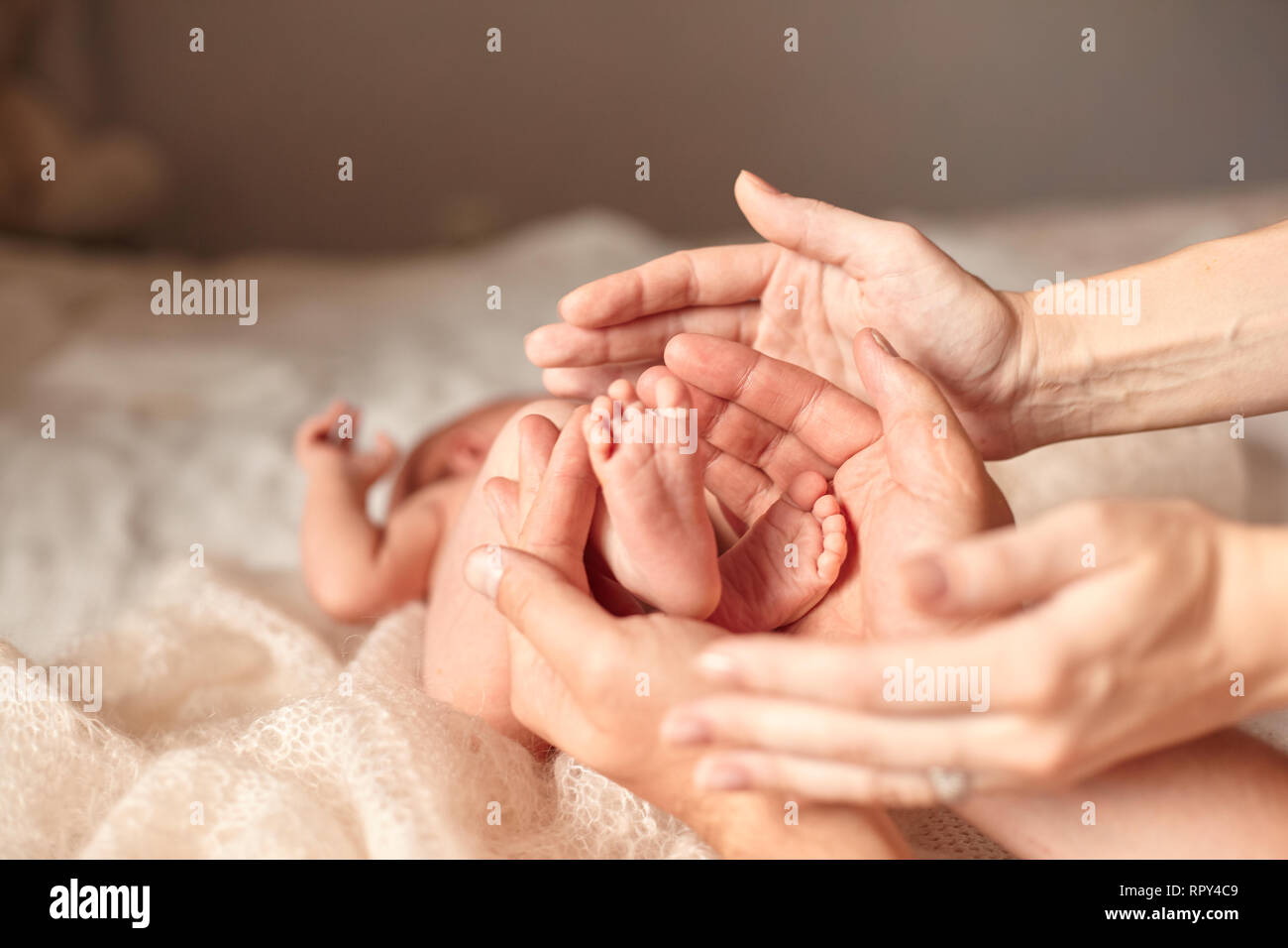 Jambes Bebe Nouveau Ne Dans Les Mains De Ses Parents Photo Stock Alamy