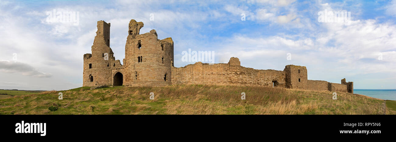 Panorama du château de Dunstanburgh, Northumberland, Angleterre Banque D'Images