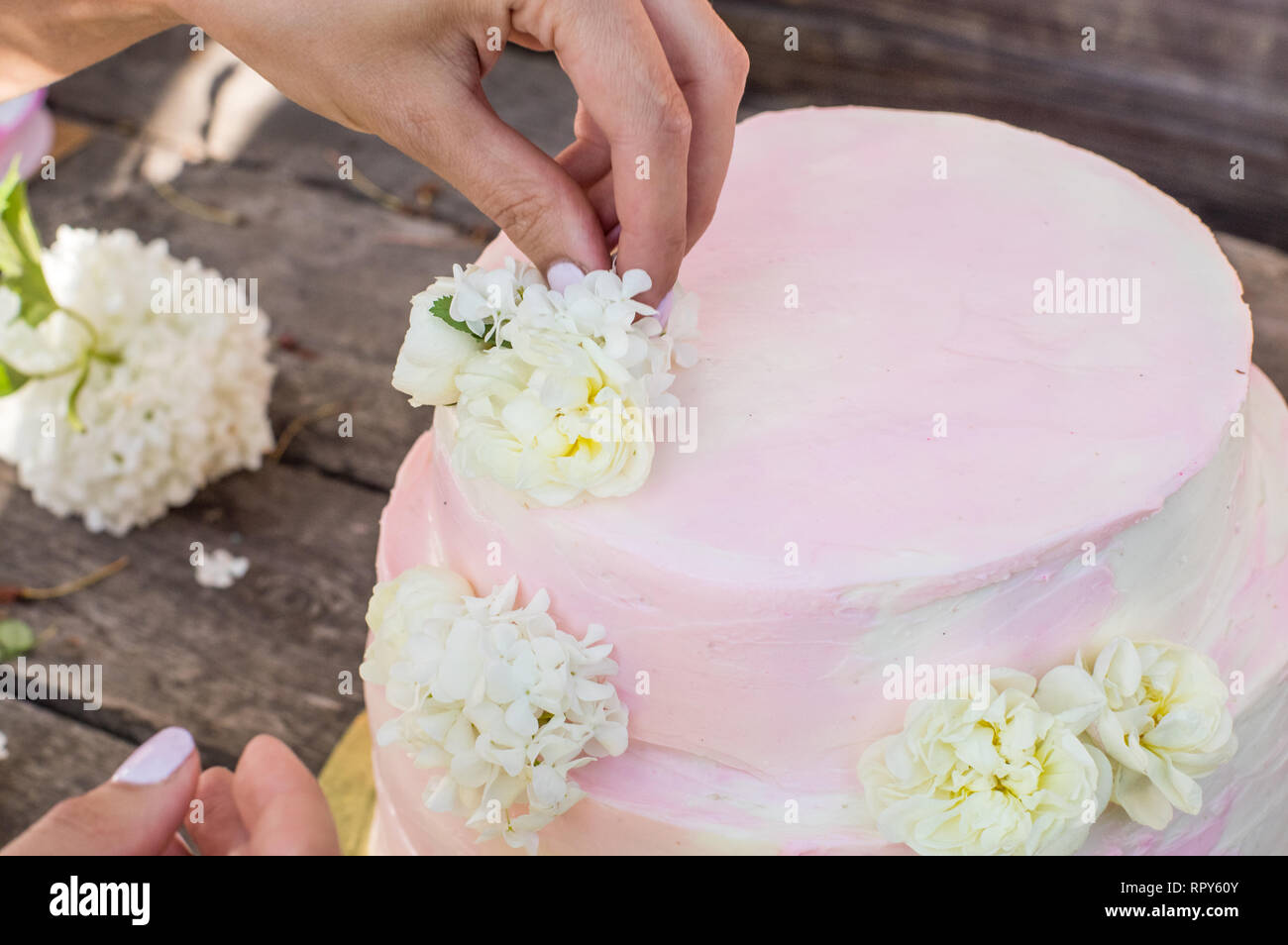 Décorations de gâteau de mariage de big pink avec des fleurs Banque D'Images