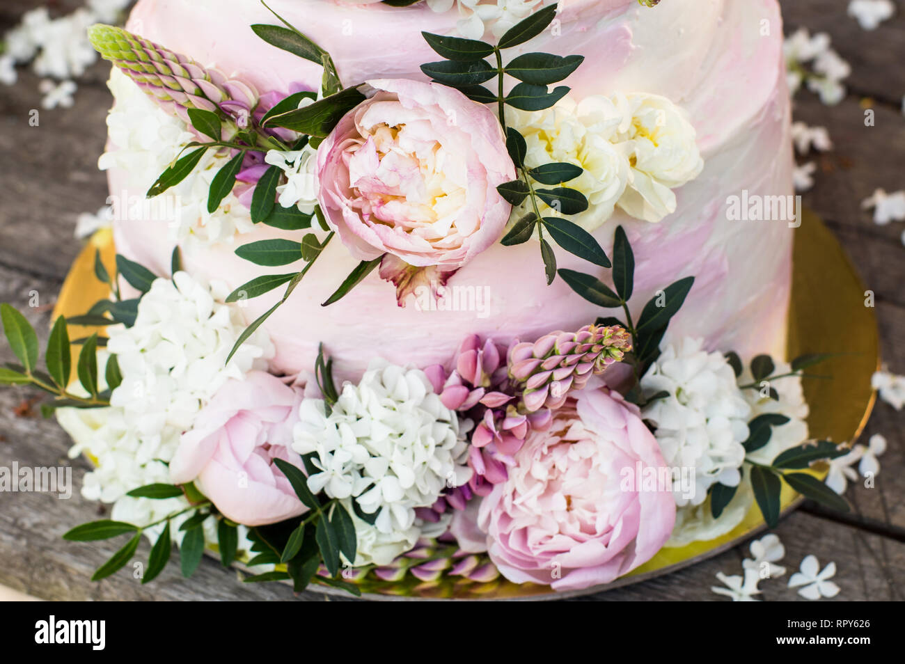 Big Pink gâteau de mariage décoré de fleurs naturelles Banque D'Images