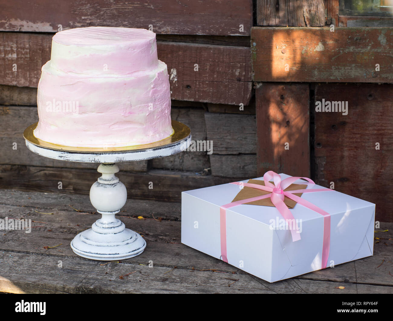 Grand gâteau de mariage rose et blanc avec présent fort Banque D'Images