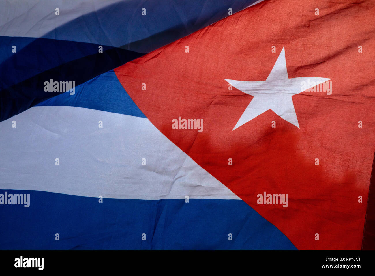 Brandissant le drapeau national de la République de Cuba Banque D'Images
