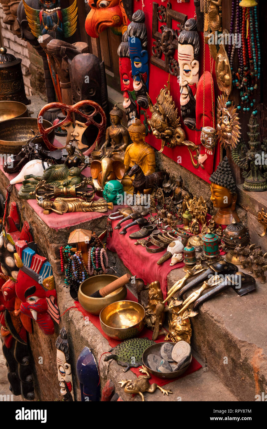 Le Népal, Katmandou, Temple de Swayambhunath, meubles anciens et objets bouddhistes modernes de reproduction à vendre Banque D'Images